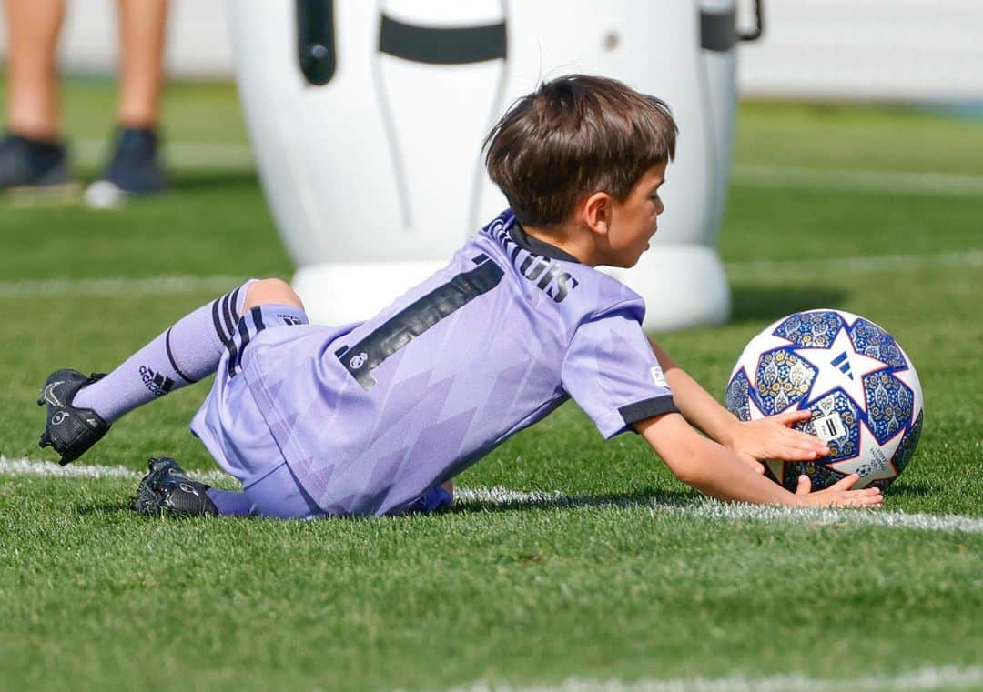 ティボ・クルトゥワさんのインスタグラム写真 - (ティボ・クルトゥワInstagram)「Momentos únicos que llenan de energía para lo que está por venir. Nico 🤍 #HalaMadrid」4月11日 1時41分 - thibautcourtois