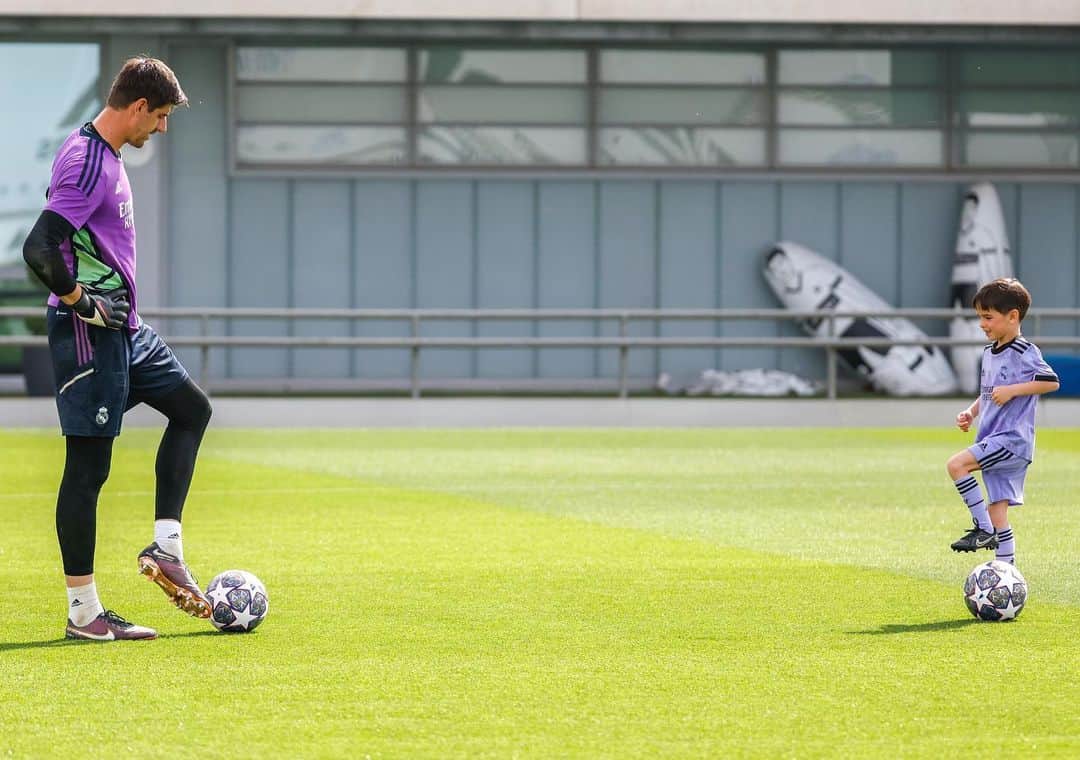 ティボ・クルトゥワのインスタグラム：「Momentos únicos que llenan de energía para lo que está por venir. Nico 🤍 #HalaMadrid」