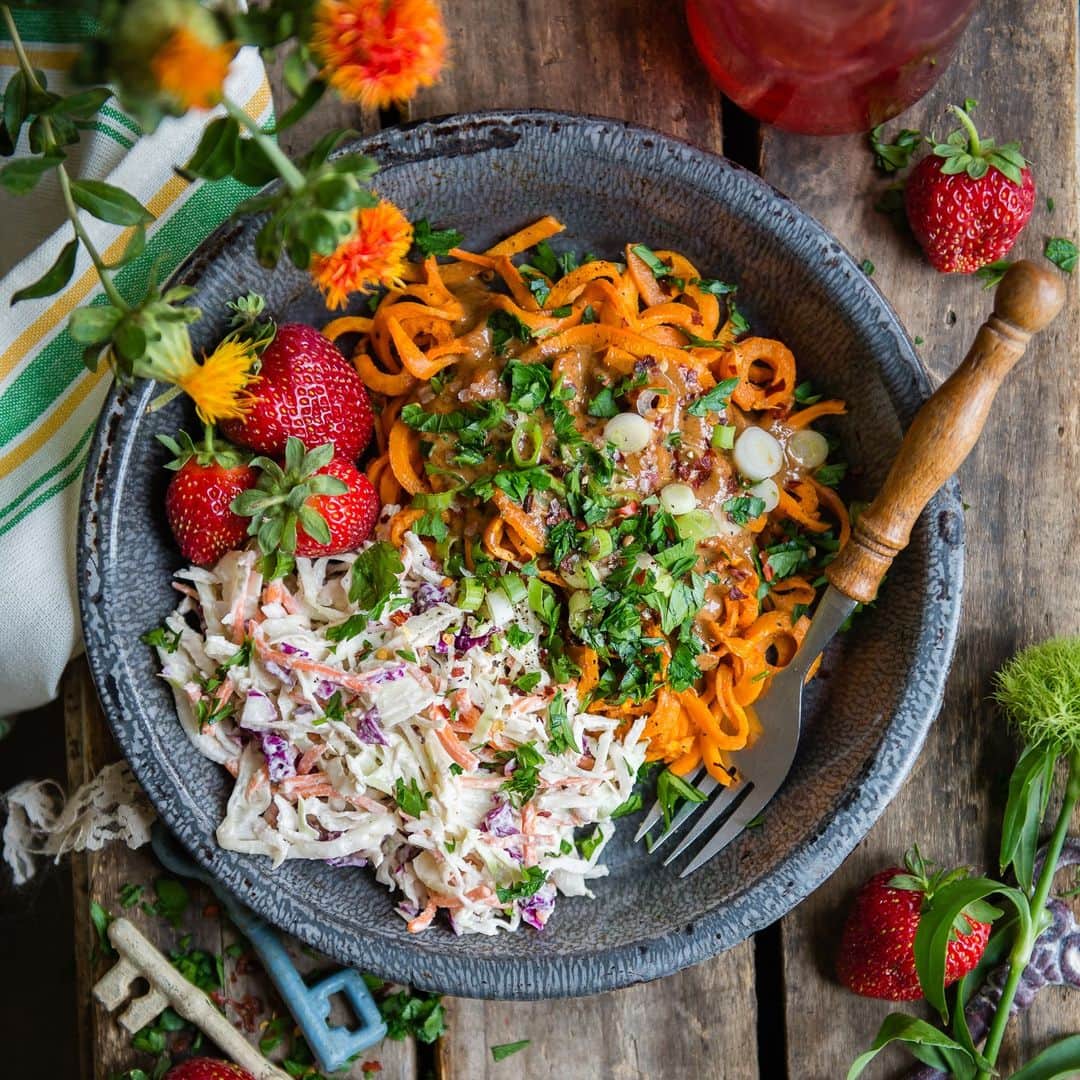Simple Green Smoothiesのインスタグラム：「Your tastebuds will rejoice with each bite of this sweet potato noodle dish! 😆 It’s plant-based Asian fusion at its finest. We're excited to share this savory dish with you!   This recipe is featured in our Spring 21-Day Cleanse starting next week. Don't miss out! Reset your cravings, gain energy, lose weight and fight inflammation from your kitchen with the 21-Day Cleanse. ✨👩‍🍳   👉 Click the link in bio for recipe + cleanse info  #healthyhabits #healthyeating #healthyrecipes #21daycleanse #detoxrecipes #cleanse #springrecipes #sweetpotatorecipe #sweetpotatonoodles」