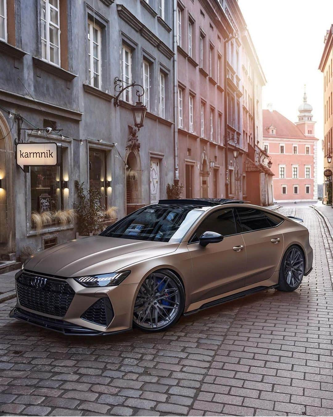 Amazing Carsのインスタグラム：「Menacing RS7😈  Photo via: @auditography   #Audi #RS7 #AudiRS7」