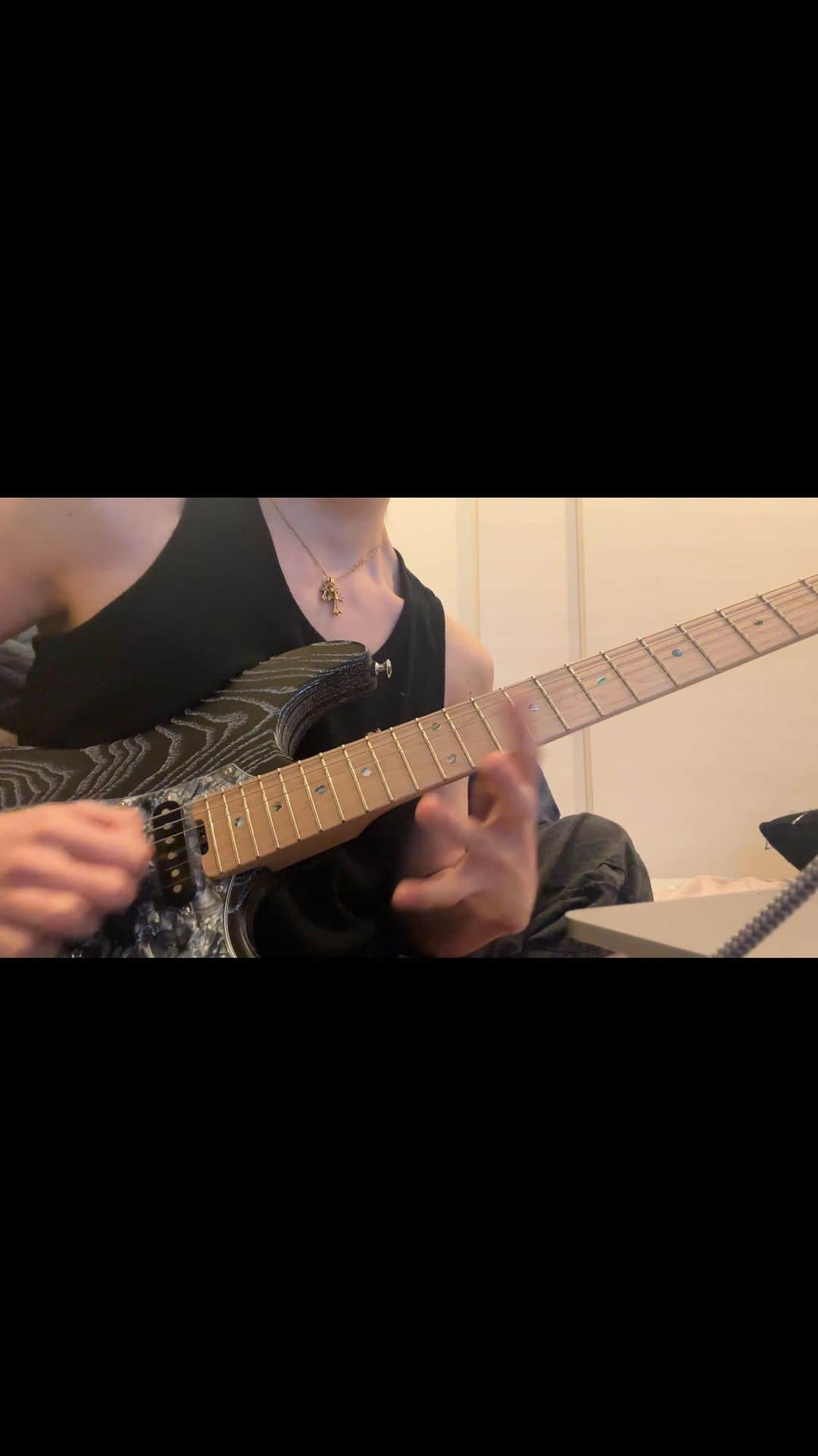 MiA のインスタグラム：「#guitar #burn #deeppurple」