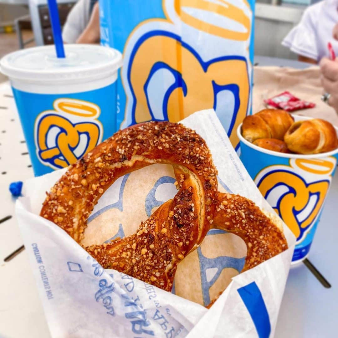 アンティ・アンズのインスタグラム：「SOS! Need an almond pretzel ASAP!​  📷: @inahtries​」