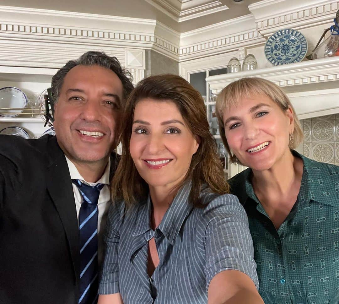 ニア・ヴァルダロスさんのインスタグラム写真 - (ニア・ヴァルダロスInstagram)「June 2022: Directing cast who play family who became family. ♥️ 🇬🇷 #mybigfatgreekwedding3 #comedy #family #greece #director #screenwriter @focusfeatures #september8th #stavroulalogothettis #petertharos #Yianni #Athena」4月11日 2時04分 - niavardalos