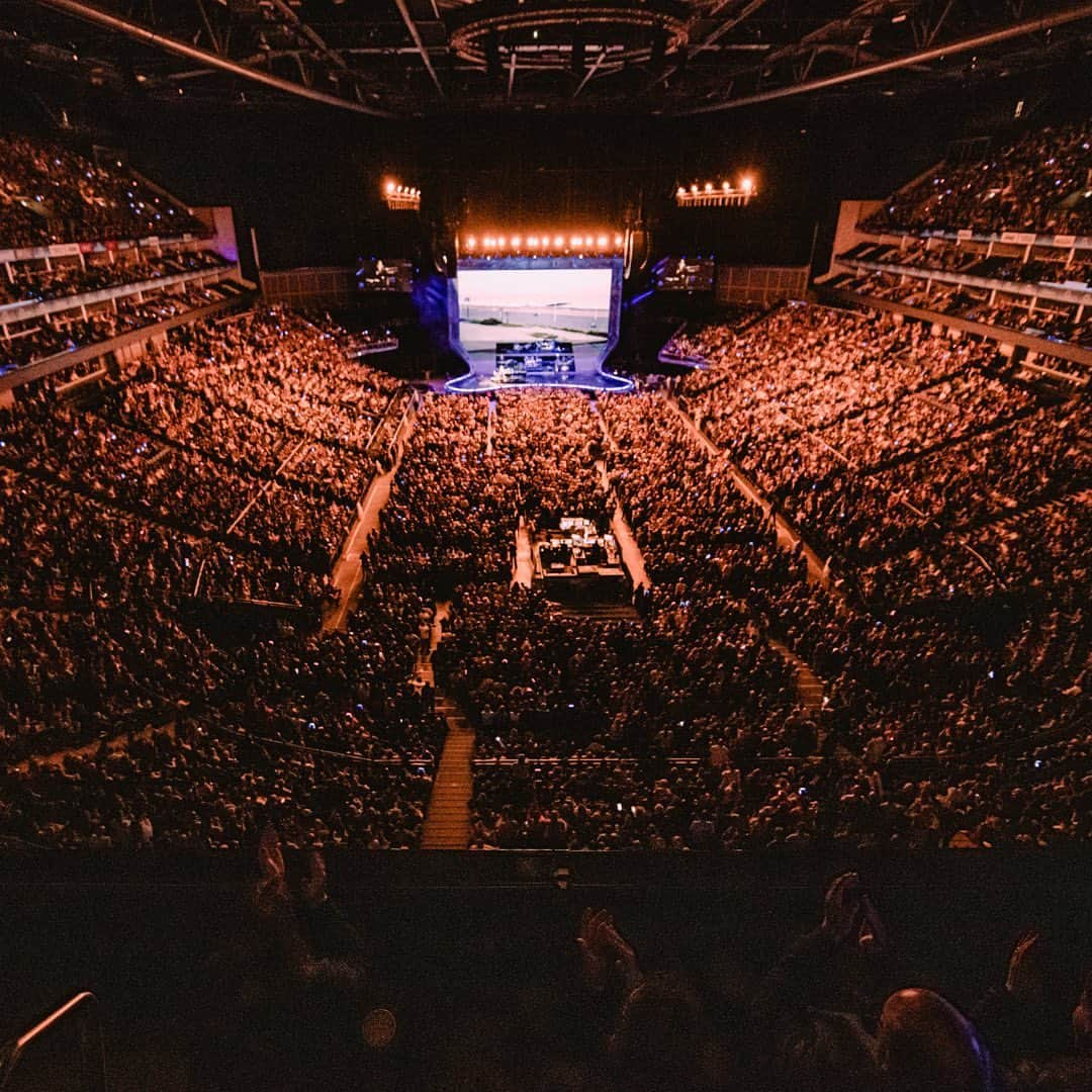 エルトン・ジョンさんのインスタグラム写真 - (エルトン・ジョンInstagram)「First five nights of the Farewell Yellow Brick Road tour at the O2 Arena were insane! Your energy and support are unreal. Let's keep the party going for the next five! #EltonFarewellTour  📸: @bengibsonphoto」4月11日 2時05分 - eltonjohn