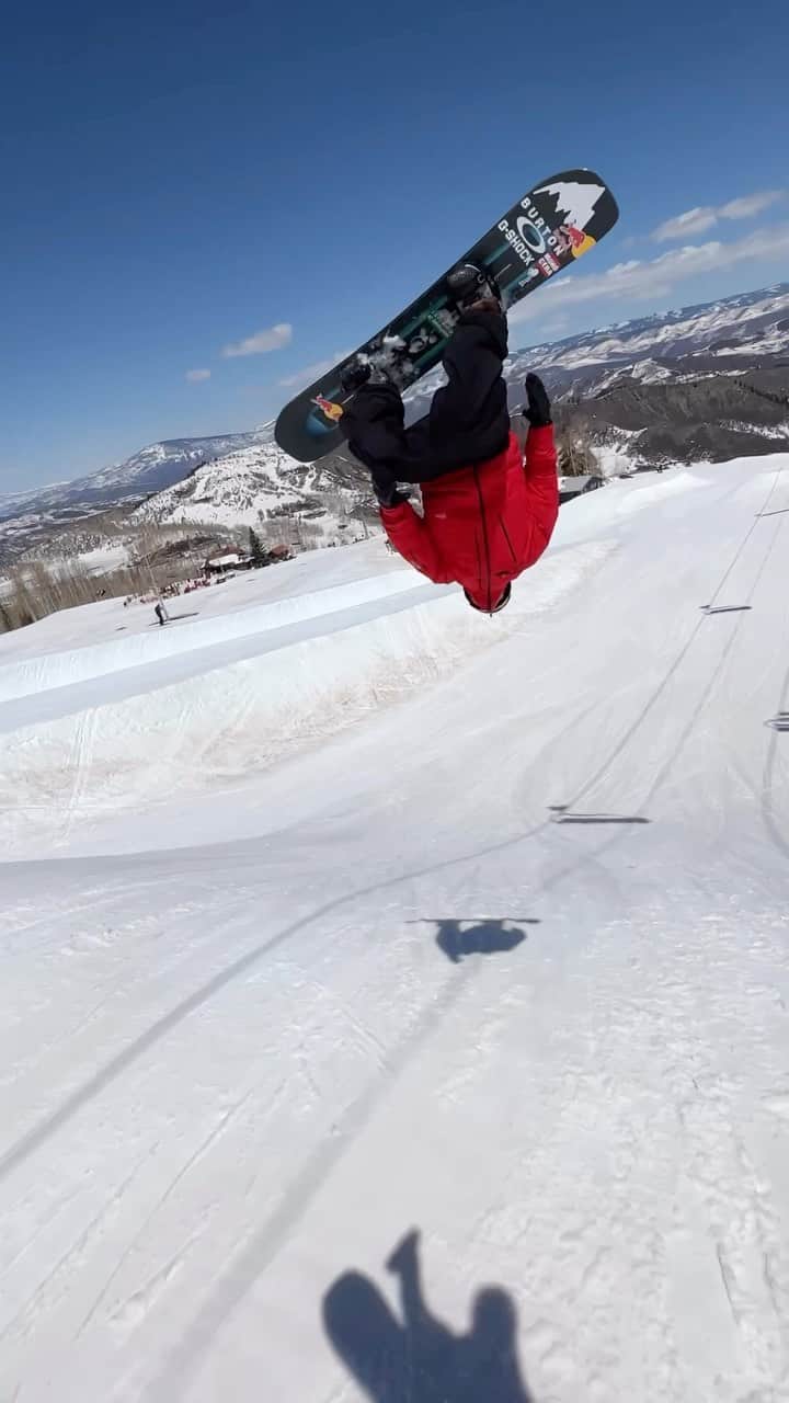 アナログクロージングのインスタグラム：「Today’s forecast: Double overhead 🔄 @jakecanterr   📍 @aspensnowmass  🤳 @hunterrmhill  #Burton #Snowboarding」