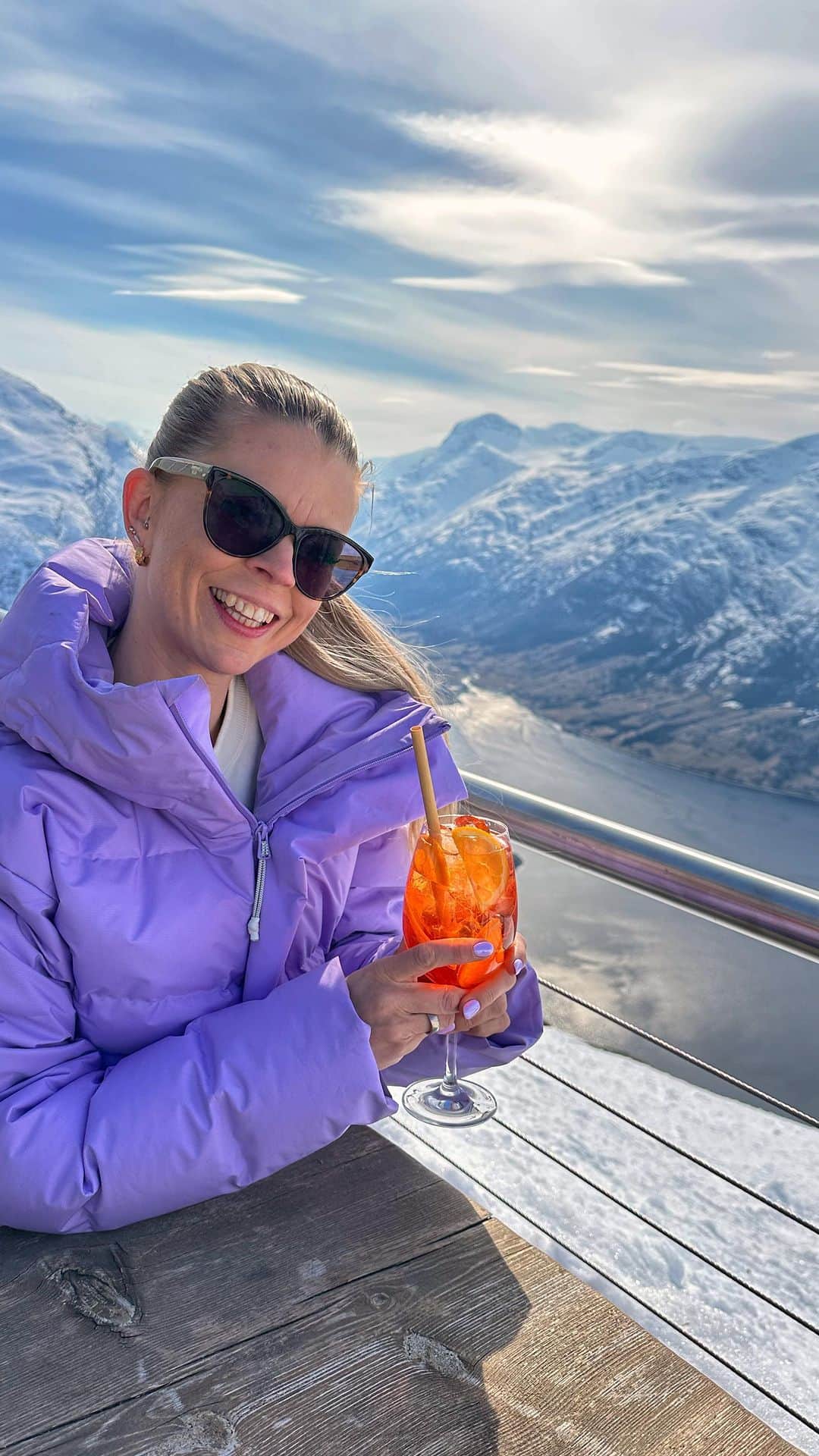 Inger-Lise Lillerovdeのインスタグラム：「Påsken kort oppsummert 🐣☀️💛 Takknemlig for fine dager hjemme og i nærområde med mine aller nærmeste 💛 Ingen plass som er finere enn her, nær været faktisk viser seg fra sin beste side! Mulig jeg er litt inhabil meeen 😅 Flere som er happy med hjemmepåske i år eller har «alle» faktisk vært på påskeferie? Det ser litt sånn ut 😉 ___________________________________________________ #påske #påsken #påskeferie #hjemmepåske #easter #easter2023 #easterinspiration #hoven #loen #runde #fjellvugga #hiking #mountainhiking #sol #vår #terrasse #takterrasse #ute #liveterbestute #indooroutdoor #tur #fjelltur #mitteventyrland #vestland #sunnmøre」
