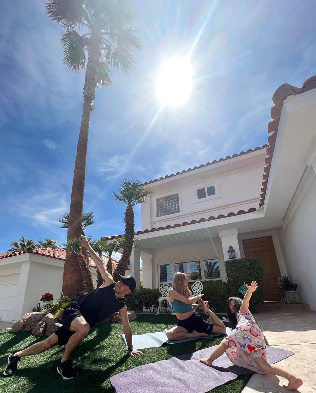 SONNYのインスタグラム：「Easter Sunday🐰🤍 Starting the day with yoga at the front lawn🌴🏠　  #LASVEGAS #SUMMERLIN #ラスベガス生活」