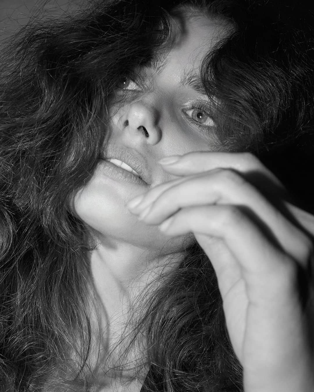 テイラー・ヒルさんのインスタグラム写真 - (テイラー・ヒルInstagram)「@zoomagazine 🖤  Photographer @alexcayleystudio  Stylist @joanneblades  Makeup @mariel_barrera  Hair @robeauhair  Producer @amandacrayons」4月11日 2時23分 - taylor_hill