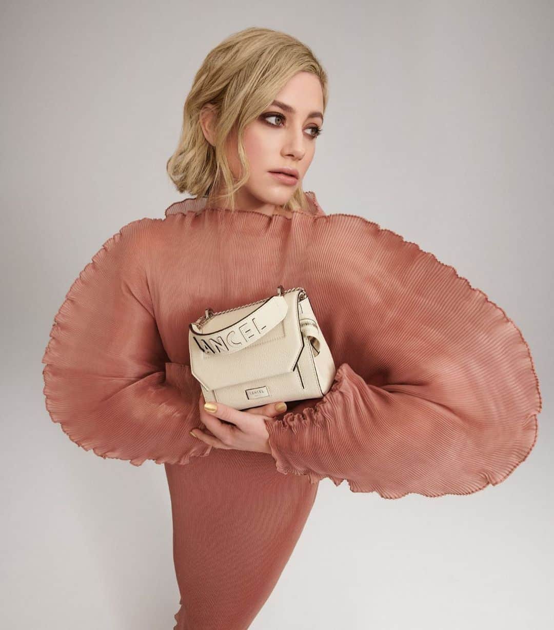 リリ・ラインハルトのインスタグラム：「Meet Ninon, the iconic bag from Maison Lancel. And it’s very fun to say with a French accent. I loved being a part of this campaign with @lancelparis, still pinching myself ❤️  #lancelparis #liliforlancel #lanceltwist #lancelpartner #NinonByLancel」