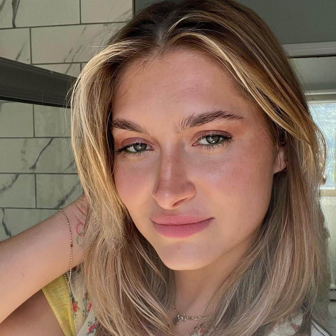 Monica Aksamitのインスタグラム：「happy Easter 🐇🐣🐰 what are your Easter traditions?   #easter #easteraesthetic #spring #bronde #brondehair」