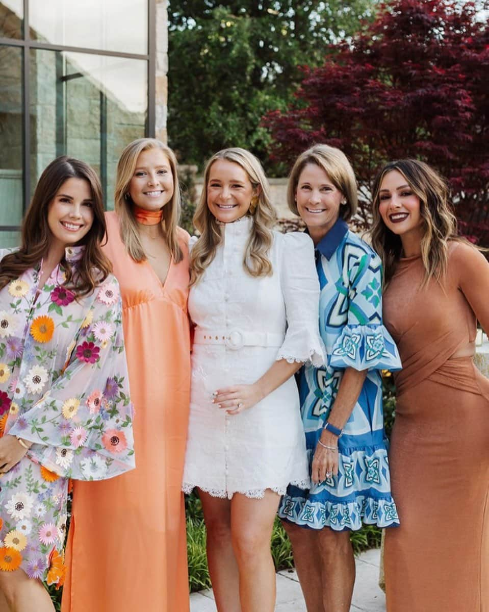 Paige Hathawayさんのインスタグラム写真 - (Paige HathawayInstagram)「What a weekend celebrating our savior Jesus Christ amongst a few other festivities with family and friends! 🐑🙏🏼🕊️ #easter #weddingshower」4月11日 2時34分 - paigehathaway