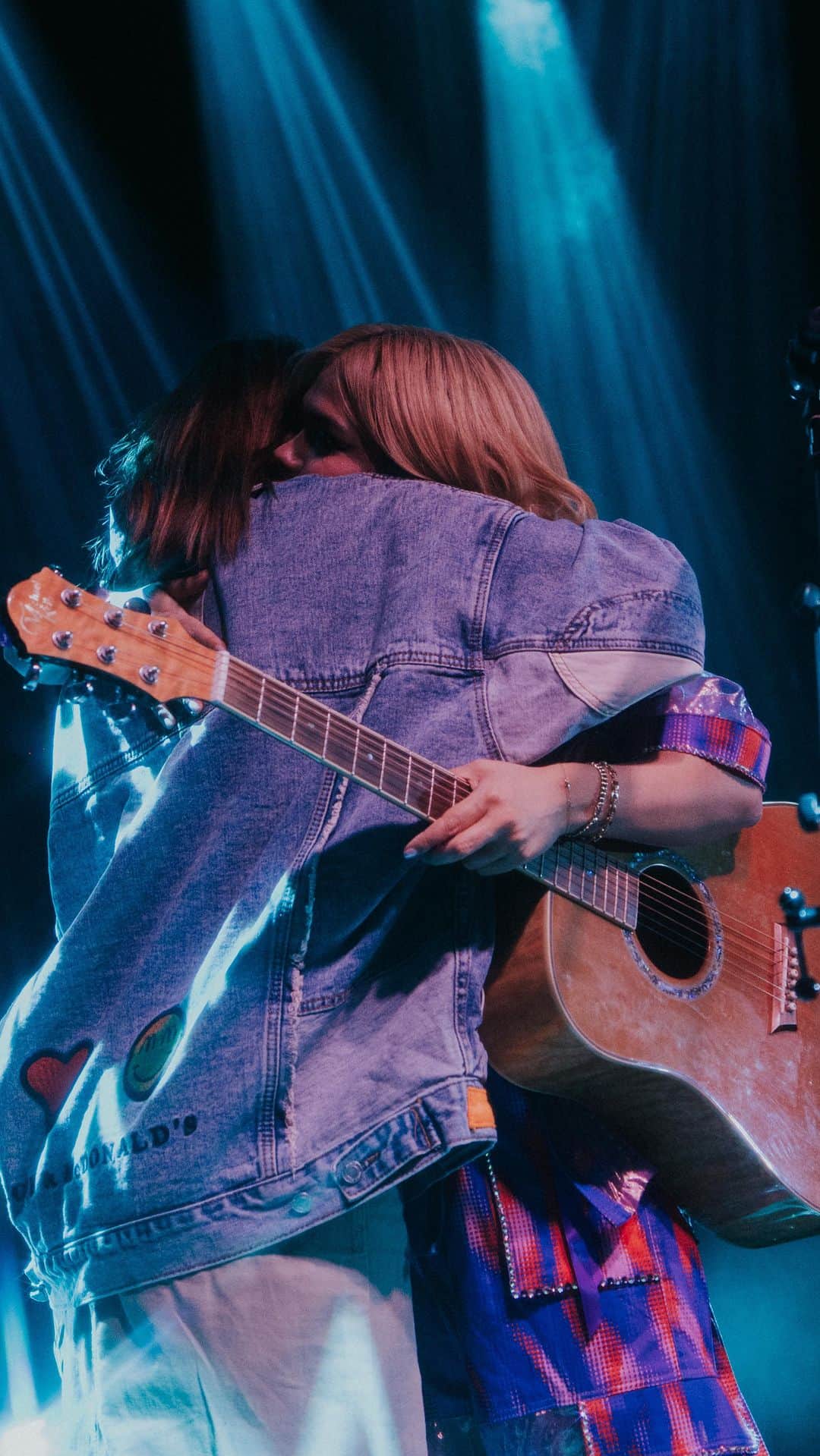 ヘイリー・キヨコのインスタグラム：「So wild thinking about writing pretty girl in 2016 about this hypothetical girl I hadn’t met yet. To now getting to sing this song to the love of my life on stage for a sold out show in london🥺🥺❤️❤️ this was so special. Love you @beccatilley」