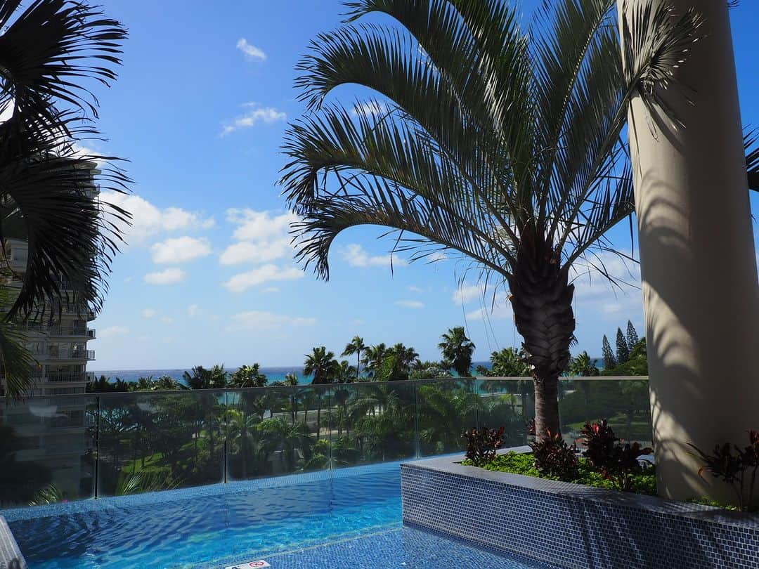 Trump Waikikiのインスタグラム：「Start your morning off right with a swim in the infinity pool.   #TrumpWaikiki #TrumpWaikikiStyle」