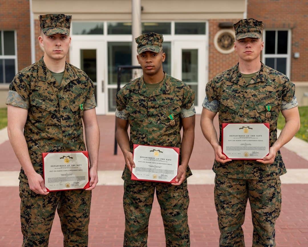 アメリカ海兵隊のインスタグラム：「On Saturday, April 1, 2023, Cpl. John W. Darby, Cpl. Bradley J. Feldkamp and Lance Cpl. Nicholas M. Dural - all students at the Marine Security Guard School in Quantico, Virginia - stopped at a restaurant in Stafford for lunch. While eating, a fight broke out in the restaurant, and one of the instigators pulled a knife.  “This is serious.  This went from one level to a whole different level," recalled Dural, an infantry rifleman and native of Lafayette, Louisiana. "At that point, I realized that there are women and children here - I couldn’t let anyone get hurt." Dural grabbed the teen’s arm and wrestled him to the ground, while Darby and Feldkamp stood over them, preventing anyone else from intervening. When the knife was snapped in half during the struggle, Darby quickly grabbed it.  “As soon as it happened, my only thought was to keep Dural safe,” explained Darby, a flight equipment technician from Breaux Bridge, Louisiana. “If anything happens to him, it's my responsibility to keep him safe. I thought once he involved himself, we all had to.”  With their knife now broken and out of reach, the teens fled out the rear exit of the restaurant and were promptly apprehended by police. The Marines were quick to explain why they felt compelled to act in a dangerous situation.   “When the people saw the scuffle, they were going for the doors. So there weren't many people in there that were trying to help out,” added Feldkamp, a motor transport operator from Ann Arbor, Michigan. “Then suddenly the knife came out and more people got scared. None of us are really scared of a knife, we had to go help somebody out before it got worse.”  In recognition of their heroic actions, all three #Marines received the Navy and Marine Corps Achievement Medal during an awards ceremony in Quantico, Virginia, April 6, 2023.  #MarinesOfTheCorps #SemperFidelis」