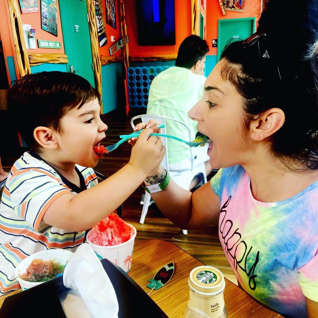 ディーナ・ニコール・コルテーゼのインスタグラム：「My sweet boy wanted to share Easter icees with mommy ❤️🥰」