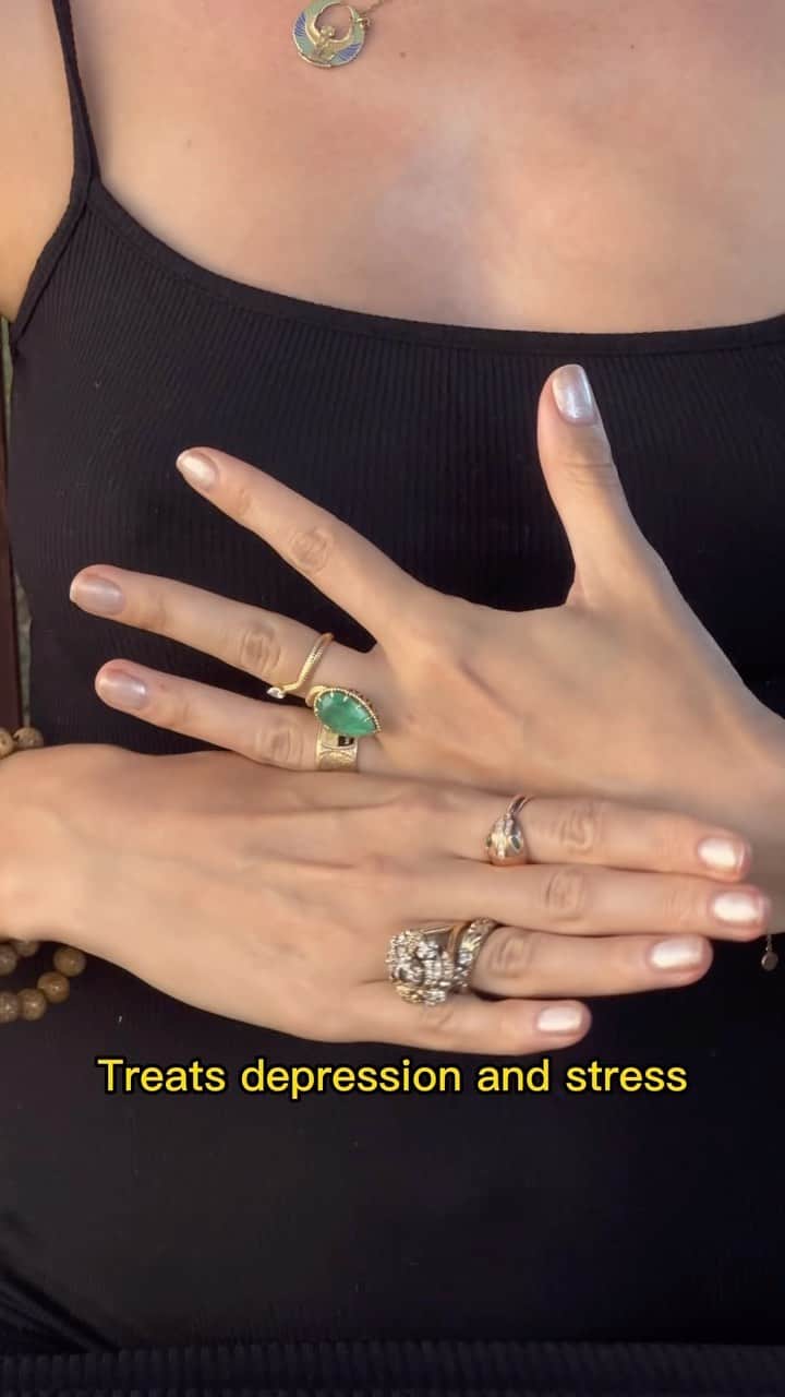 Nataly Osmannのインスタグラム：「How to work with your energy.  Makara Mudra - treats depression and stress - controls mood swings by removing negative energy Practice during meditation and pranayama.   Простые инструменты работы с настроением и энергией. Конечно же это медитации и пранаяма, но не менее важна геометрия тела и мудры. Делюсь одной из любимых:  Макара Мудра, взаимодействует с резервуаром ваших жизненных сил. Выполнение этой мудры даёт чувство уверенности, защищённости, достатка, счастья и радости. Делиться такими знаниями?  Как делать? • Положите одну руку на другую.  • Большой палец нижней руки нужно расположить между мизинцем и безымянным пальцем верхней руки.  • Упритесь подушечкой большого пальца нижней руки в основание большого пальца верхней руки.  • Соедините кончики большого и безымянного пальцев верхней руки.  • По необходимости делать раз в день от 4 до 10 минут.」