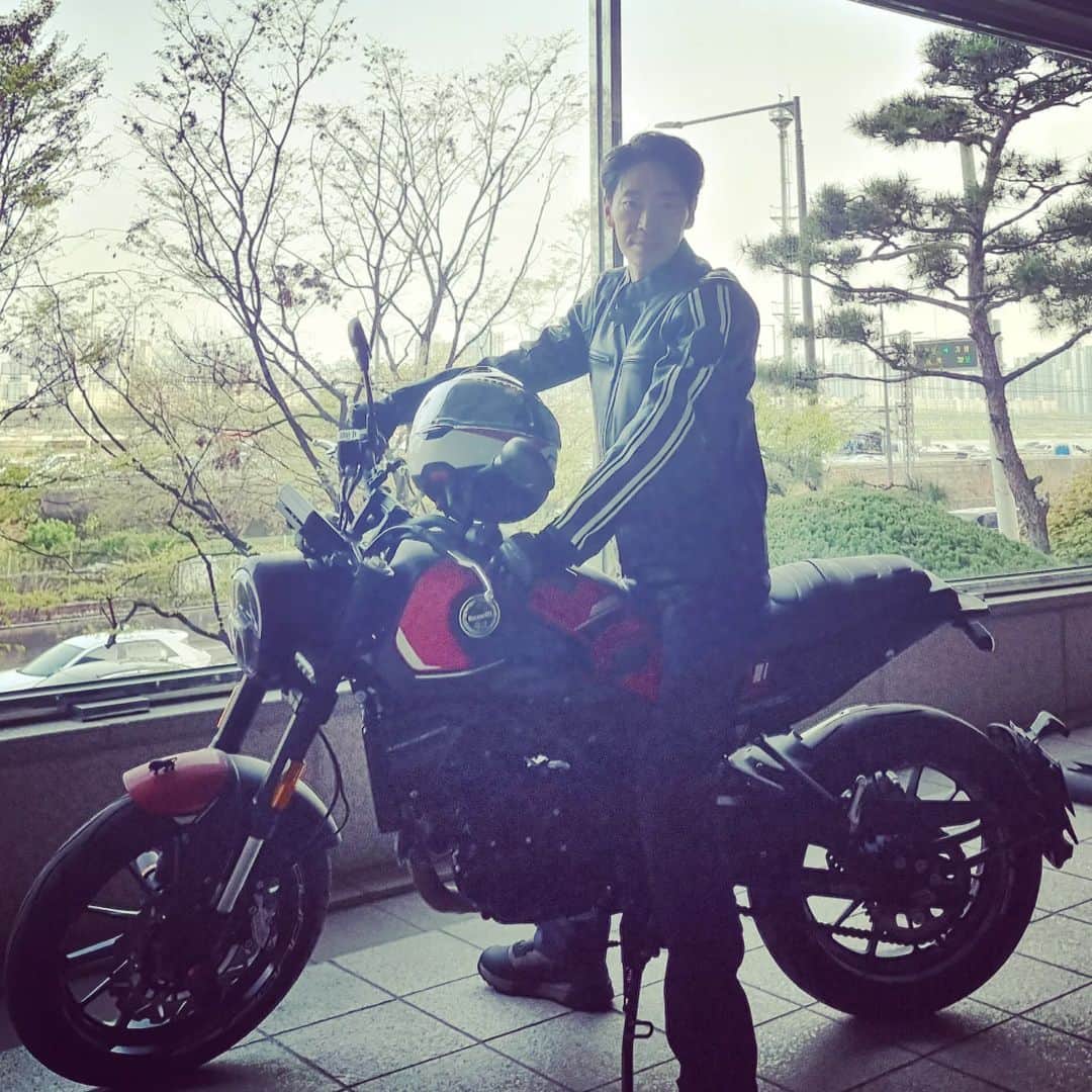 オム・ギジュンのインスタグラム：「날 풀렸다~~~ㅎㅎㅎ」