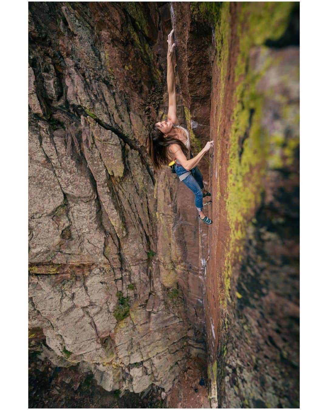 ペイジー・クラッセンのインスタグラム：「Trying hard, through the lens of @tarakerzhner. A v hard boulder at the top of a 40m pitch. Small holds, smaller feet. Powerful face climbing, my favorite type of movement, on a beautiful wall.  Slice of Time, 5.14b, Eldorado Canyon  @lasportivana @physivantage @maximropes @kiltergrips」