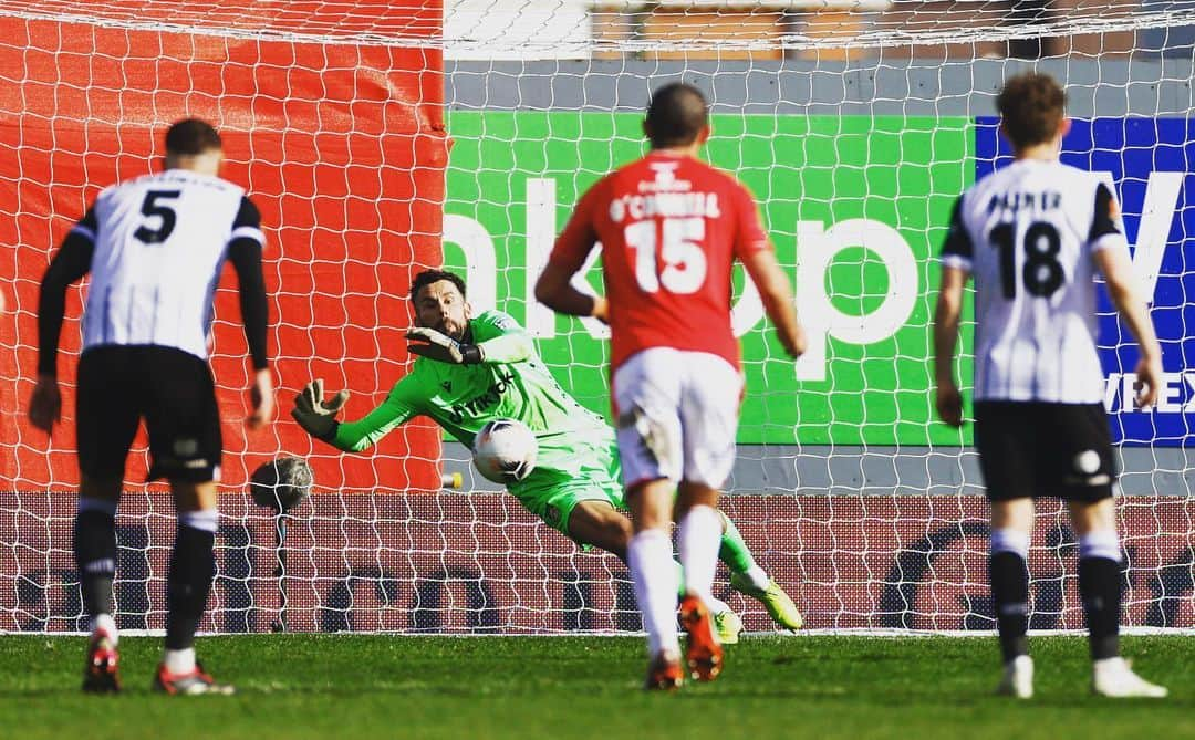 ベン・フォスターのインスタグラム：「THIS CLUB❤️I swear that is one of the best feelings I have felt in my WHOLE football career.  @wrexham_afc @robmcelhenney @vancityreynolds」