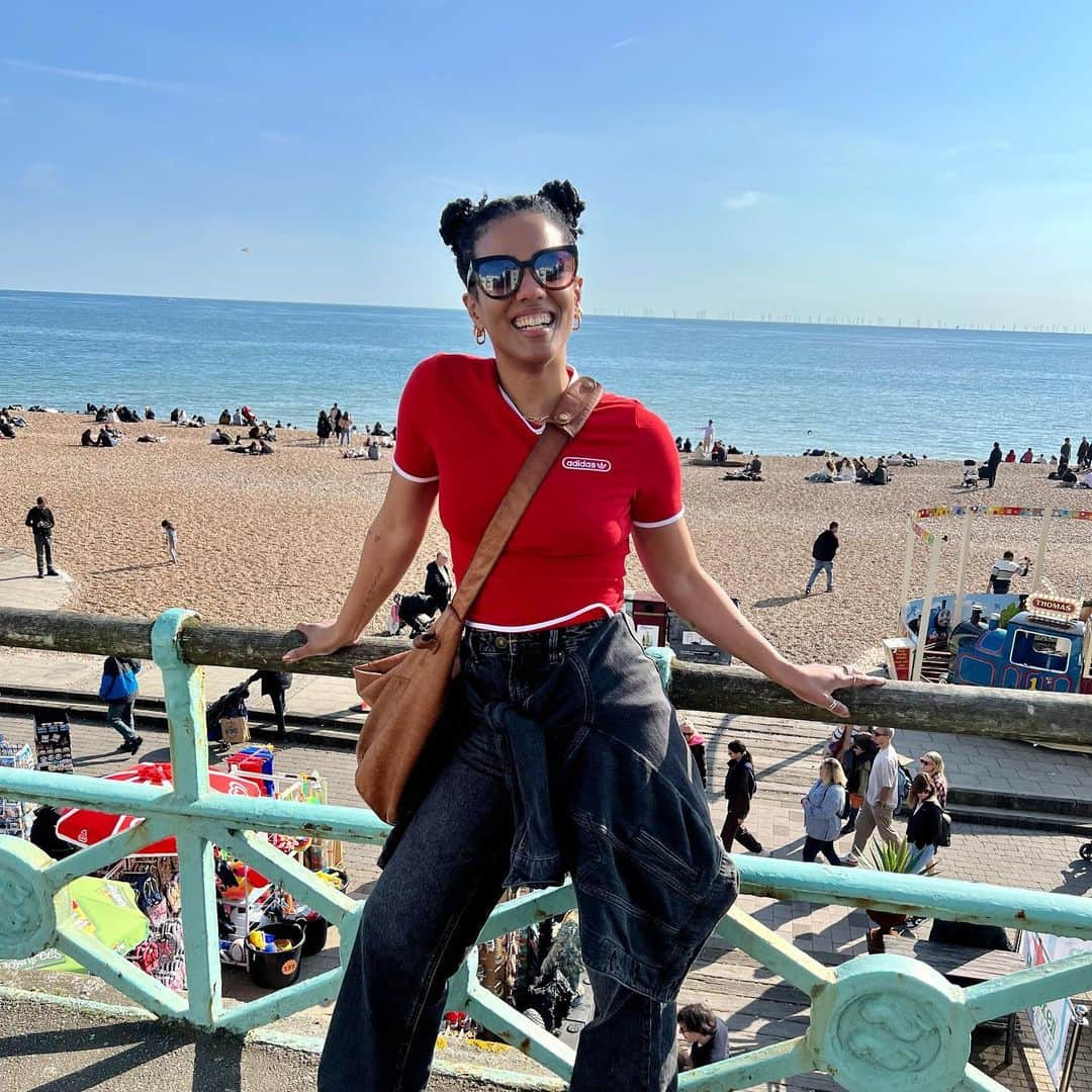 フリーマ・アジェマンのインスタグラム：「For those in the UK hope you made the most of our (one day!😆) of Bank Hol sun! 🇬🇧😂 Thank you Brighton!! 🏖️ And thanks to everyone for all the #Dreamland support! ❤️‍🔥 Looking forward to thanking some more of you in person over the coming weeks at @armageddonexponz & @walescomiccon!! Swipe for deets! See ya there!!! 🤘#mondaymusing」