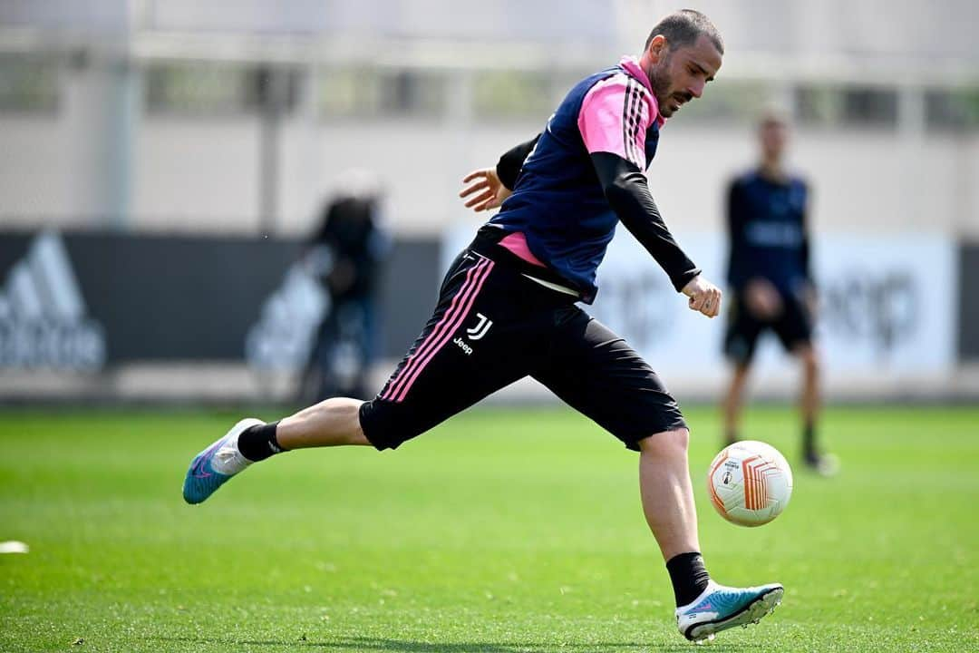 レオナルド・ボヌッチのインスタグラム：「Working ⚪️⚫️ #FinoAllaFine」