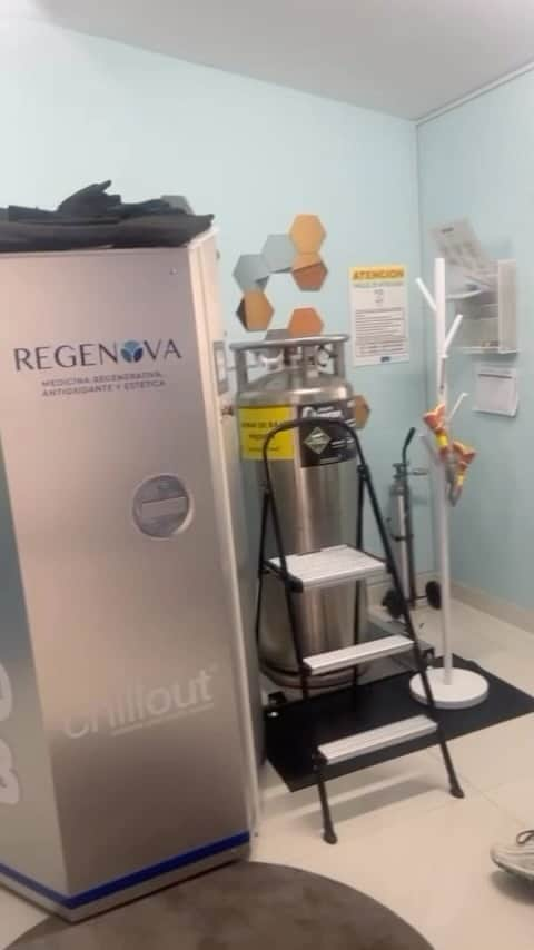 イヴァン・ガルシアのインスタグラム：「Muchas gracias @regenova_medica y @cryo_b por consentirme y seguir ayudándome a mi recuperación. #mesientocomonuevo #elpoderdelfrio #cryoterapia 🥶❄️」