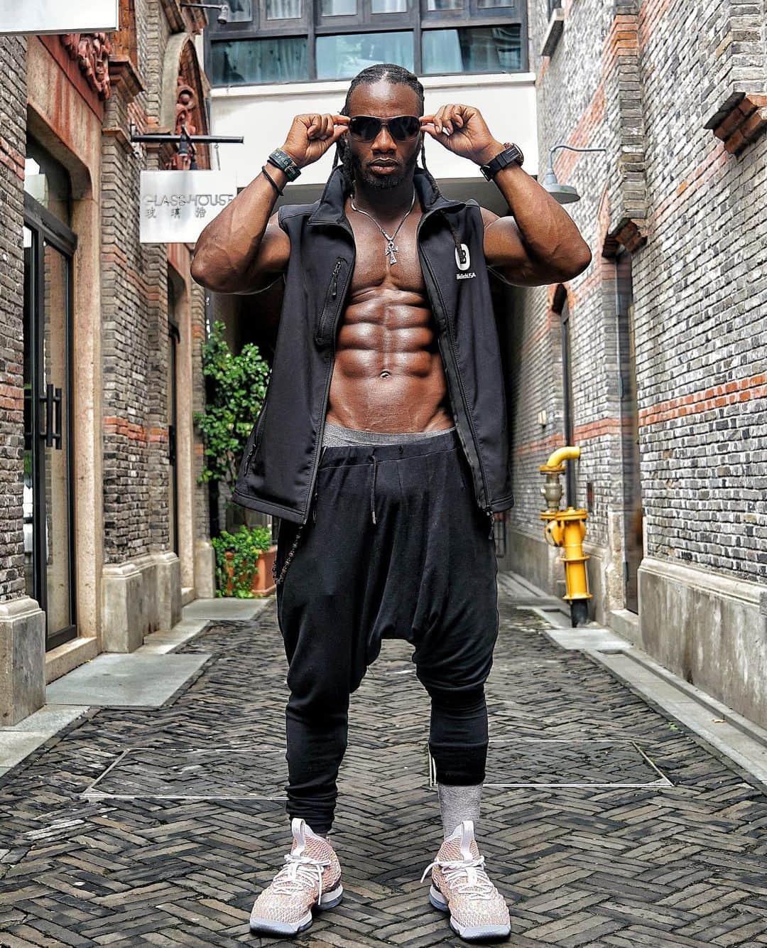 Ulissesworldさんのインスタグラム写真 - (UlissesworldInstagram)「Fibo we’re coming! 🔥Cologne 🇩🇪   Beyond excited to be attending Fibo with my team @biotechusa 💪🏾 looking forward to meeting everyone there. Make sure you come and say hello at Hall 10.2 Booth F82. This is gonna be EPIC 🔥 See you all there.」4月11日 3時19分 - ulissesworld