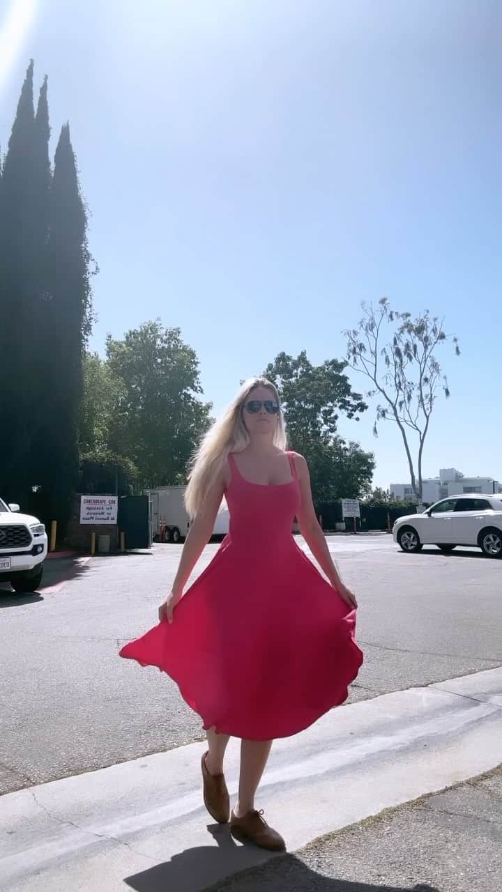 ジェネビーブ・モートンのインスタグラム：「Sun is out, summer dresses are back 🥰🥰」
