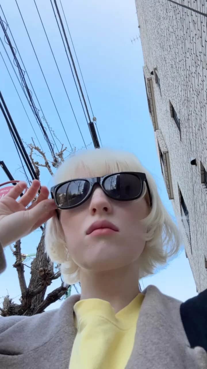 ナスチャのインスタグラム：「really personal reel about my really sensitive part of feelings on my own language  ________________ Очень важный для меня рилс на родном языке. Для того, чтобы отпустить и простить все то, что надо остиавить в прошлом.」