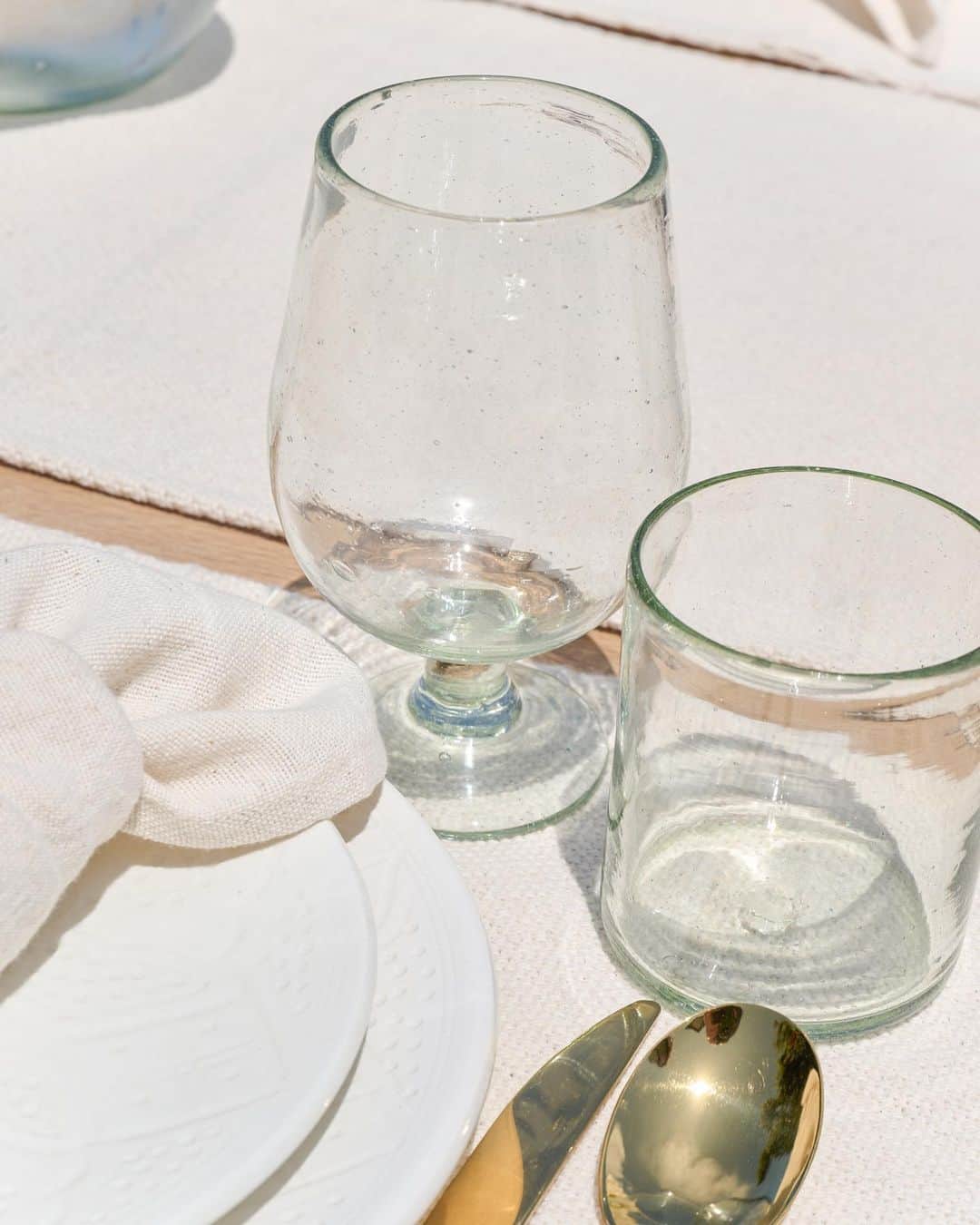 のインスタグラム：「Crafted in Guatemala, each piece in our hand-blown glassware collection is durable, elevated, and smooth to the touch. From pitchers to drinking glasses, serve and impress your guests with artisan-made drinkware.」