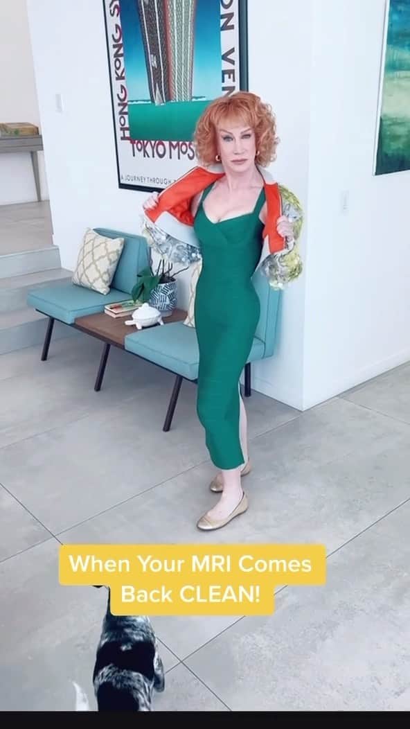 キャシー・グリフィンのインスタグラム：「#Grateful #cancersurvivor #lungcancer」