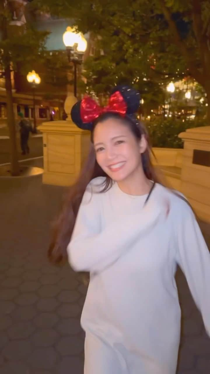 笹丘明里のインスタグラム：「5年ぶりの夫婦ディズニー🐭👫🌸 (まさかの入籍してから初、、🫢❣️) . 何度もリスケになって もう諦めていたけど、、、 頑張って時間を作ってくれて、急遽、 17時から入園できるウィークナイトパスポートで 連れて行ってくれました、、🥹🌏✨ . インパした瞬間 思わず感涙してしまい、 自分でもびっくり 夫も苦笑い😂🍥爆 . ランドは 40周年グッズ発売初日だったり 新パレードのスニークがあったりと、 大賑わいだったみたいですね🤩🎉 . シーは比較的とても過ごしやすく、 夜のソアリンが30分で乗れて感激🥲💕 人気アトラクションを全制覇できて、 大満足すぎる4時間でした、、🥹✨ . また今月と来月で わたしはランドに行く予定です🏰🌸 はあ、、その日が待ち遠しすぎるなあ、、、🥰🤍 . . . #ディズニーシー #disneysea #disneyland #TDS #ディズニーリゾート #ディズニーランド #TDL #TDR #tokyodisneyland #tokyodisneysea #tokyodisneyresort #東京ディズニーランド #東京ディズニーリゾート #東京ディズニーランド #40周年 #スニーク #dヲタ #dヲタさんと繋がりたい #dオタさんと繋がりたい #dオタ #ドリームゴーラウンド #ドリームガーランド #ディズニーグッズ #ディズニー写真部 #ディズニー風景 #ソアリン #ディズニーカチューシャ #ディズニーデート #ディズニー部 #ディズニー好きな人と繋がりたい #ビリーヴシーオブドリームス」