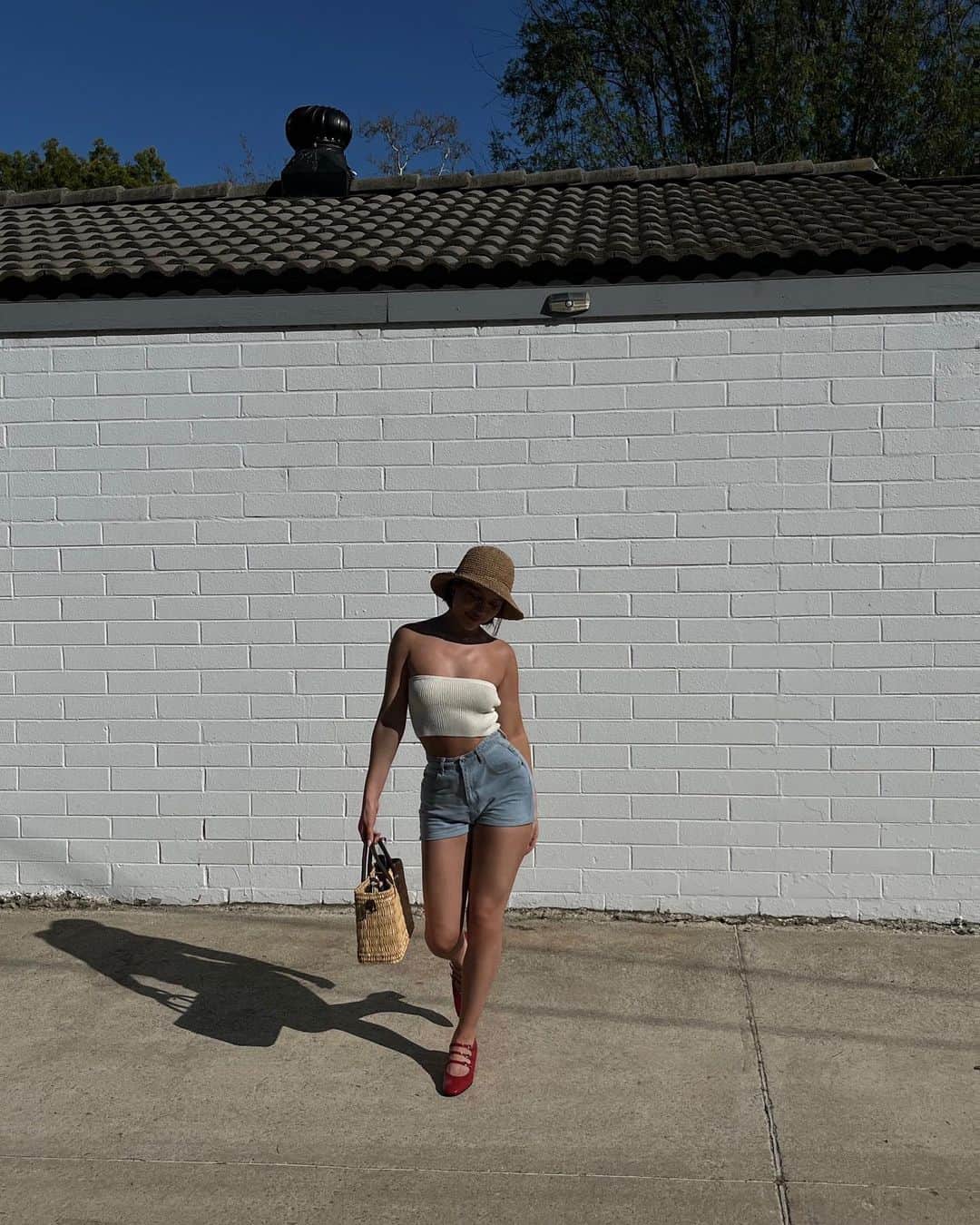 Julia Kellyのインスタグラム：「𝘛𝘩𝘦 𝘴𝘶𝘯 𝘤𝘢𝘮𝘦 𝘰𝘶𝘵 𝘢𝘯𝘥 𝘵𝘩𝘦 𝘥𝘦𝘱𝘳𝘦𝘴𝘴𝘪𝘰𝘯 𝘭𝘦𝘧𝘵 𝘮𝘺 𝘣𝘰𝘥𝘺: 𝘢 𝘮𝘦𝘮𝘰𝘪𝘳 ☼」