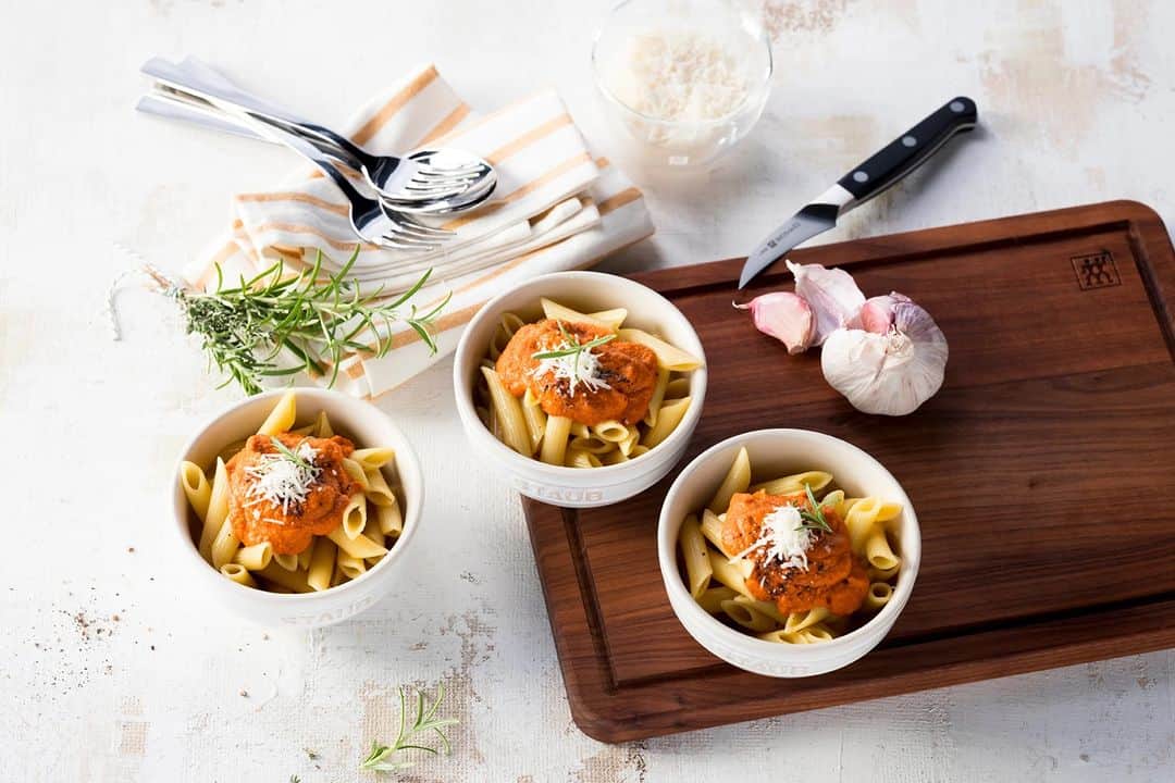 ZWILLING Japan ツヴィリングのインスタグラム：「【Enfinigy パーソナルブレンダー レシピ : 自家製 トマトソース】 パーソナルブレンダーで作る 「自家製トマトソース」のレシピをご紹介します。ちょっと面倒な野菜のみじん切りはパーソナルブレンダーにお任せ！出来上がったソースもお好みのなめらかさにできるので、作りたいレシピに合わせてご調整してください。  材料 にんにく　 1かけ 玉ねぎ　 1個 砂糖 ひとつまみ ローズマリー　1枝 タイム　 2枝 オリーブオイル　大さじ2 塩、こしょう 適量 バルサミコ酢　大さじ1 プチトマト　 200g  作り方 1. にんにく、玉ねぎは皮をむく。ミニトマトはヘタを取って洗い、半分に切る。ローズマリーとタイムは洗い、水気を取って葉の部分を取る。  2. 玉ねぎ、にんにくをジャーに入れ、セットする。パルスモードを選択し、ボタンを左右に数回程度回して、みじん切りにする。  3. フライパンにオリーブオイルを熱し、にんにくと玉ねぎを炒める。ミニトマトを加え、さらに炒める。バルサミコ酢、ハーブを加え、中火で10分ほど煮込む。塩、こしょう、砂糖で味を調える。  4. 3のソースのあら熱が取れたら、ジャーに移す。プログラム「スムージー」を選択し、お好みのなめらかさになるまで混ぜる。  5. プログラムが完了したら完成。トマトソースの仕上がりの味をみて、塩・こしょうで味を調える。  ポイント : ミニトマトの代わりに、普通のトマトやトマト缶も使用できます。その場合、ジャーの最大容量を間違えないようにご注意ください。  #zwilling #ツヴィリング #ツヴィリングエンフィニジー #ブレンダー #ミキサー #スムージー #トマトソース #簡単トマトソース」