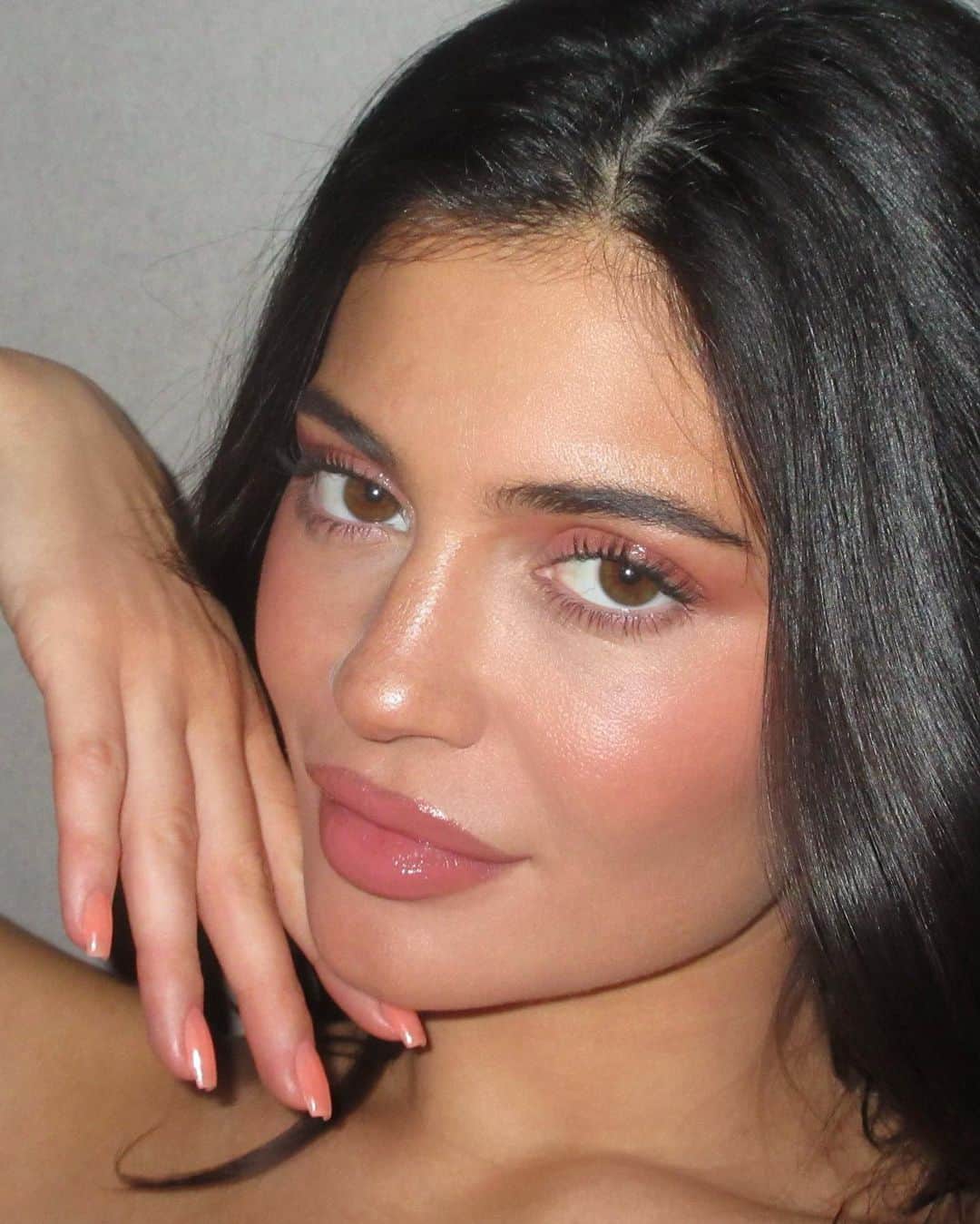 Kylie Cosmeticsさんのインスタグラム写真 - (Kylie CosmeticsInstagram)「@kyliejenner’s fresh spring look 💓 ⁠  get the look:⁠ ⁠eyes⁠ it's her world matte liquid eyeshadow topped with match my energy clear gloss drip⁠ kylash volume mascara⁠ ⁠ cheeks⁠ pink me up glow balm⁠ topped with baddie on the block blush⁠ ⁠ lips⁠ iced latte lip liner ⁠ topped with diva high gloss ⁠」4月11日 8時55分 - kyliecosmetics