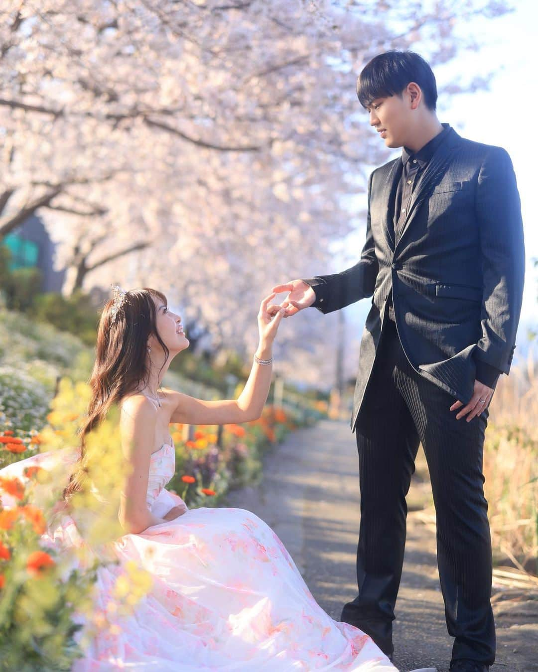 舘林佳史さんのインスタグラム写真 - (舘林佳史Instagram)「ヒノキの桜ティアラ👸🌸 ジャパンティアラで桜ウエディングドラマティックフォト撮影📸 @japan_tiara   モデルはミスコン世界グランプリ ミスビビアナジャパン主催　@missvivianajapan  水川美南ちゃん❣️ @minamizukawa   @kotaro_nakada   make: @hairmake_sari_   カメラマン: @tatephotox   誰でも物語の主人公になれるをキャッチコピーに ドラマや映画の物語のワンシーンの様なDramaticStoryPhotと言う名前で活動作品作りをしています。  大好評のドラマティックフォトのご依頼はこのクオリティーで30000円〜(ほぼ諸経費)で受け賜わっています)^o^(   たった一枚の写真で人生が変わる‼️  モデル宣材撮影 コンポジ Book作り プロフィール撮影 ブライダルフォト記念撮影 衣装レンタル 成人式 着物 ドレスロケーションフォト スチール サロンモデル撮影 写真集等撮影のご依頼何でもお気軽にお問い合わせDM下さい✨📩   ༚┈❁┈༚༝༝༚┈❁┈༚༝༝༚┈❁┈༚༝༝༚┈❁┈ ༚༝༝༚┈❁┈  #ナイトウエディングフォト  #ナイトフォト #和装ウエディング #ウエディングフォト #ナイトフォト #アーティスティック  #フォトジェニック　#ドラマティックフォト　#インスタ映え　#作品作り　#写真集　 #撮影依頼　#シューティング　#撮影依頼募集中 #ファインダー越しの私の世界 #写真を撮るのが好きな人と繋がりたい  #ストロビスト　#モデル募集 #モデル」4月11日 8時57分 - tatephotox