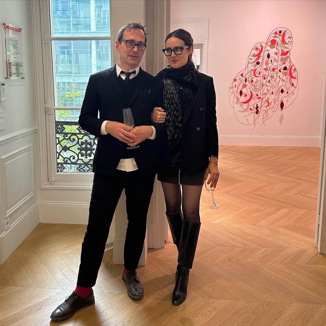 メーガン・ブーンのインスタグラム：「So proud of Dan— just back from openings for his work in Paris. He has two galleries showing his collaborative work — one at @esthershippergallery & the other @threestarbooks.   Photos by @mercedes_jelinek」