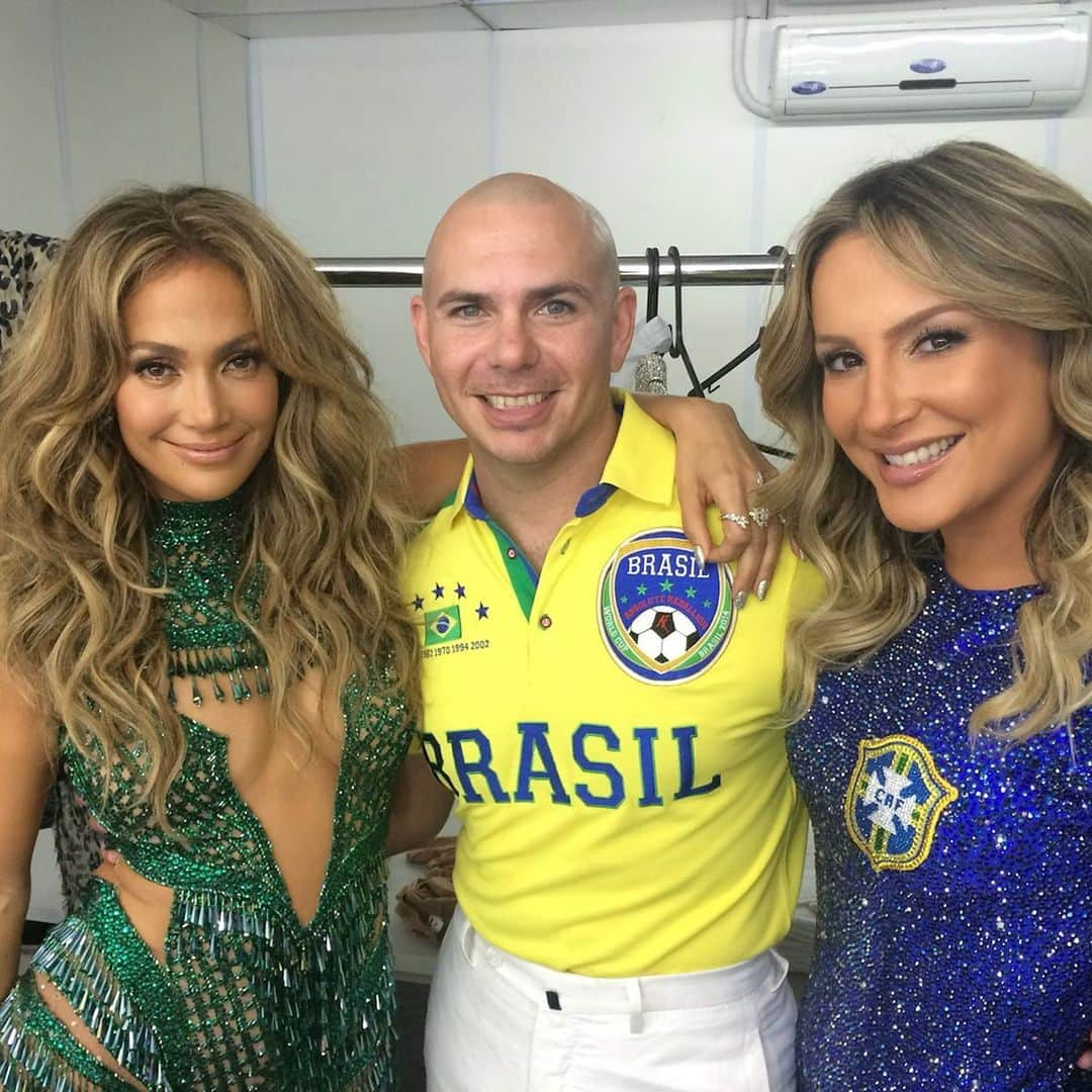 ピットブルさんのインスタグラム写真 - (ピットブルInstagram)「9 years since we made history and showed the world #WeAreOne 🏟️ @jlo @claudialeitte」4月11日 3時34分 - pitbull