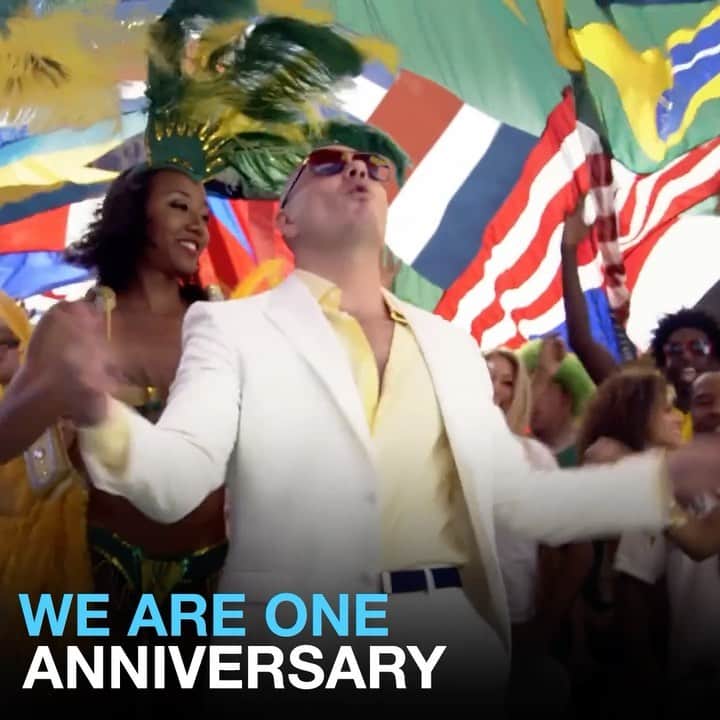 ピットブルのインスタグラム：「9 years since we made history and showed the world #WeAreOne 🏟️ @jlo @claudialeitte」