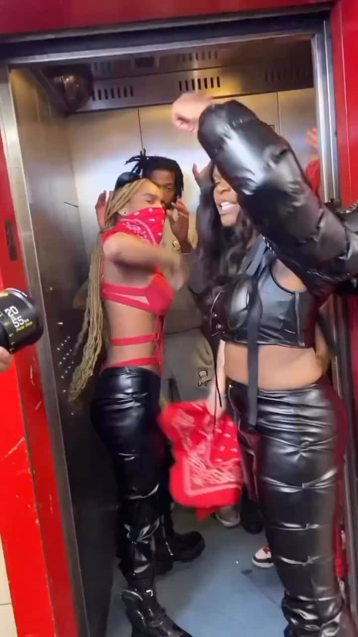 のインスタグラム：「IS SHE FROM THE BRONX? THIS THAT NEW YORK ENERGY? IS SHE SIGNED? THIS SONG HARD? WHAT ARE SOME OF THE NEW ARTIST IN THE CITY? @scar_lip」