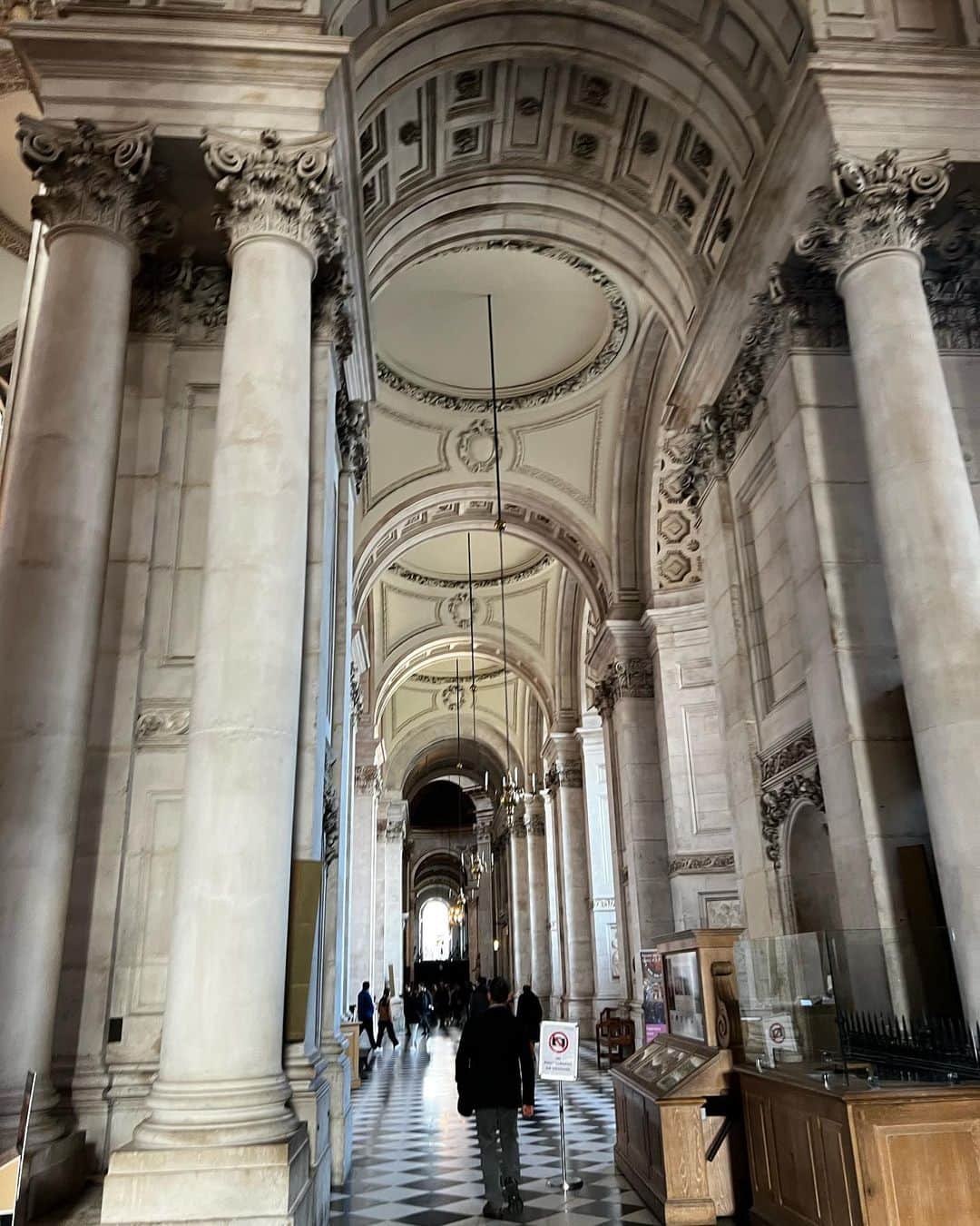 アンジー・ハーモンさんのインスタグラム写真 - (アンジー・ハーモンInstagram)「Such a blessed day at St. Paul’s Cathedral! The sun was only shining on the church as everyone was walking in for Holy Saturday service. It was literally breathtaking…  His presence was tangible & everywhere! Feeling truly grateful & blessed!! ✝️🙏🏼❤️」4月11日 3時53分 - angieharmon