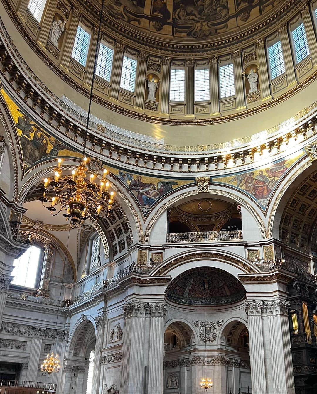アンジー・ハーモンさんのインスタグラム写真 - (アンジー・ハーモンInstagram)「Such a blessed day at St. Paul’s Cathedral! The sun was only shining on the church as everyone was walking in for Holy Saturday service. It was literally breathtaking…  His presence was tangible & everywhere! Feeling truly grateful & blessed!! ✝️🙏🏼❤️」4月11日 3時53分 - angieharmon
