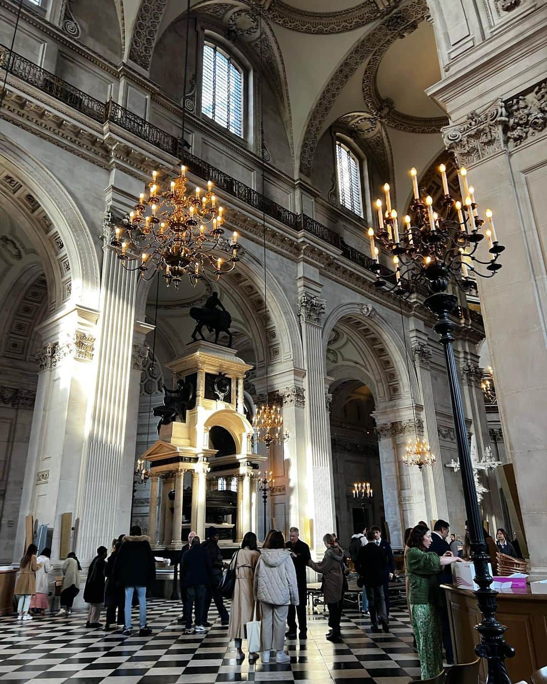 アンジー・ハーモンさんのインスタグラム写真 - (アンジー・ハーモンInstagram)「Such a blessed day at St. Paul’s Cathedral! The sun was only shining on the church as everyone was walking in for Holy Saturday service. It was literally breathtaking…  His presence was tangible & everywhere! Feeling truly grateful & blessed!! ✝️🙏🏼❤️」4月11日 3時53分 - angieharmon