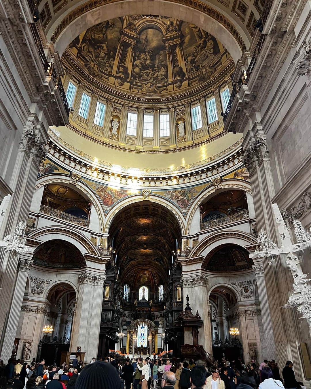 アンジー・ハーモンさんのインスタグラム写真 - (アンジー・ハーモンInstagram)「Such a blessed day at St. Paul’s Cathedral! The sun was only shining on the church as everyone was walking in for Holy Saturday service. It was literally breathtaking…  His presence was tangible & everywhere! Feeling truly grateful & blessed!! ✝️🙏🏼❤️」4月11日 3時53分 - angieharmon
