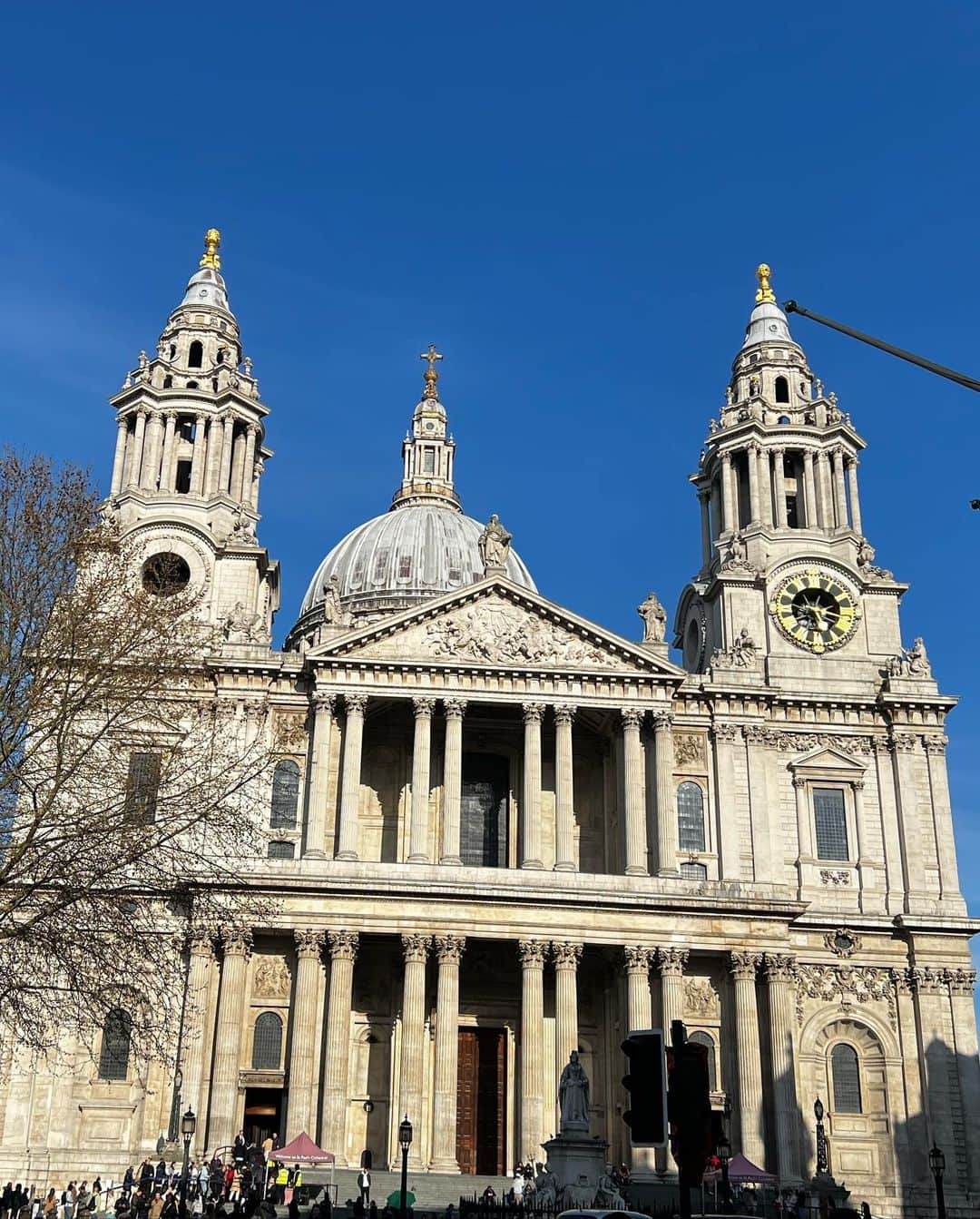 アンジー・ハーモンさんのインスタグラム写真 - (アンジー・ハーモンInstagram)「Such a blessed day at St. Paul’s Cathedral! The sun was only shining on the church as everyone was walking in for Holy Saturday service. It was literally breathtaking…  His presence was tangible & everywhere! Feeling truly grateful & blessed!! ✝️🙏🏼❤️」4月11日 3時53分 - angieharmon