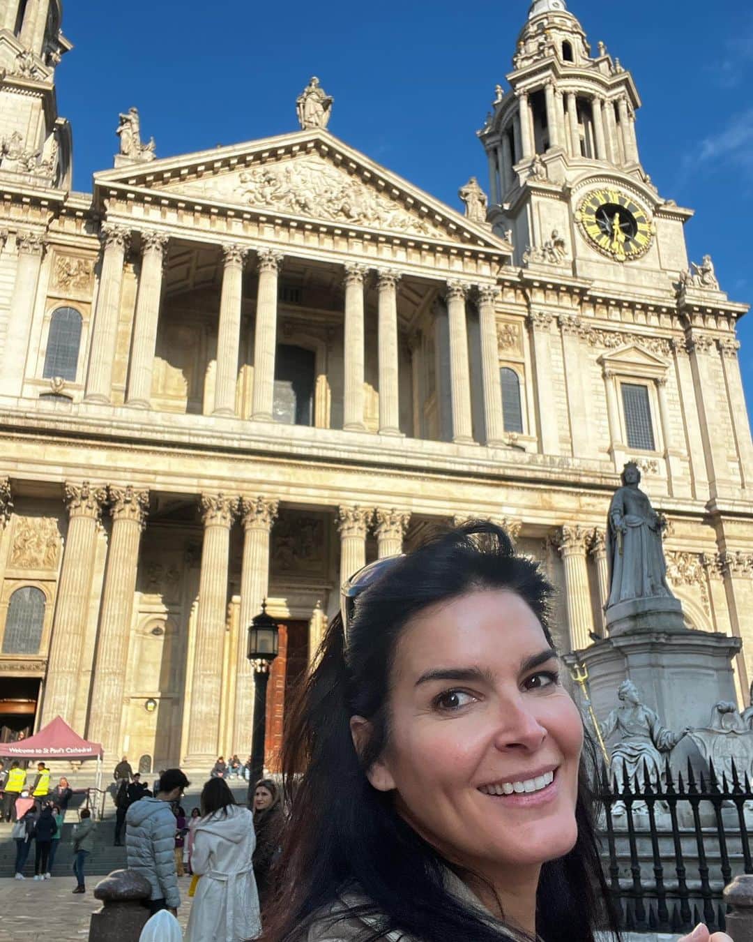 アンジー・ハーモンのインスタグラム：「Such a blessed day at St. Paul’s Cathedral! The sun was only shining on the church as everyone was walking in for Holy Saturday service. It was literally breathtaking…  His presence was tangible & everywhere! Feeling truly grateful & blessed!! ✝️🙏🏼❤️」