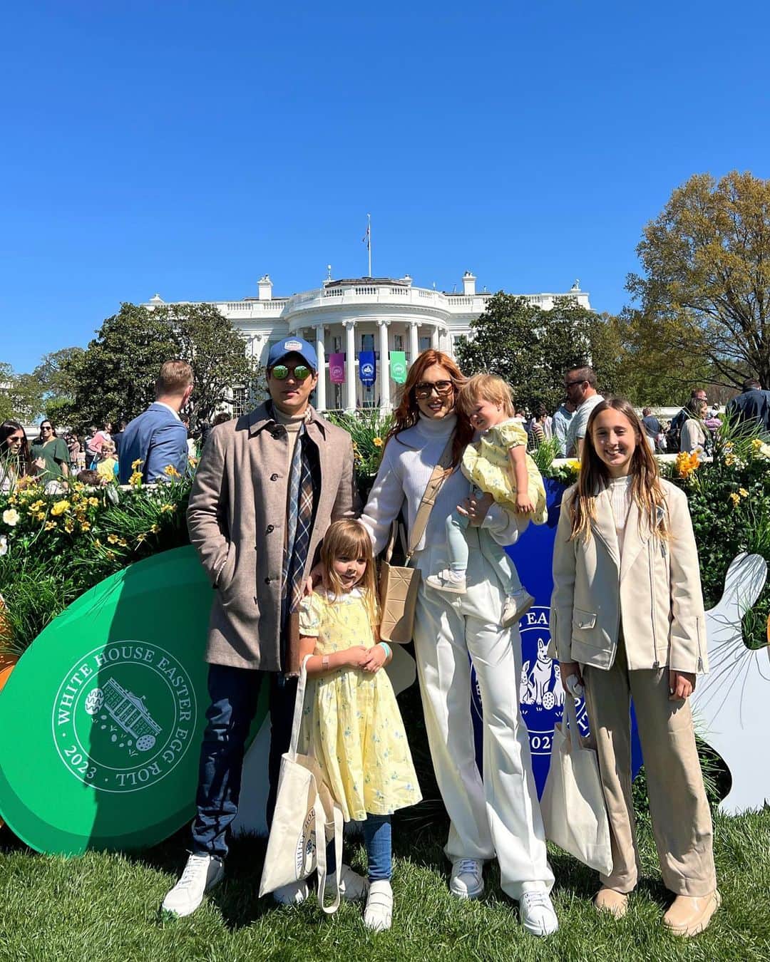 Sascha Barbozaのインスタグラム：「Un día diferente☺️ #casablanca #easter #egghunt #whitehouseeastereggroll」