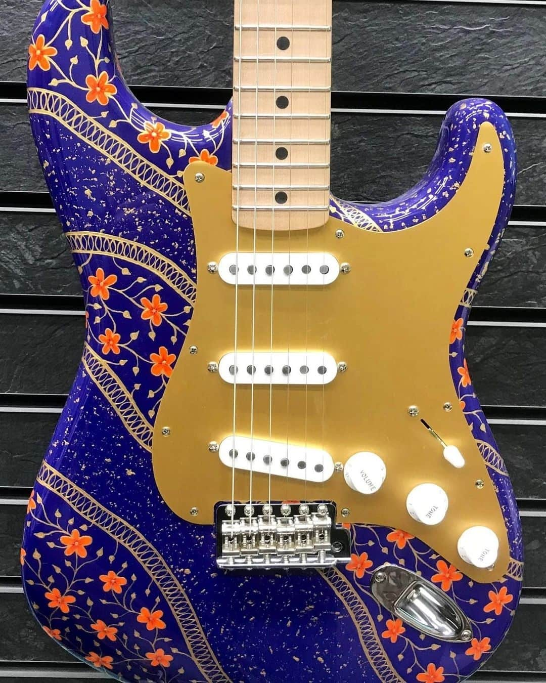 Fender Guitarさんのインスタグラム写真 - (Fender GuitarInstagram)「We can't get over these hand-painted masterpieces by @sarahgallenberger_art and the @fendercustomshop. Tell us your favorite in the comments!」4月11日 4時01分 - fender