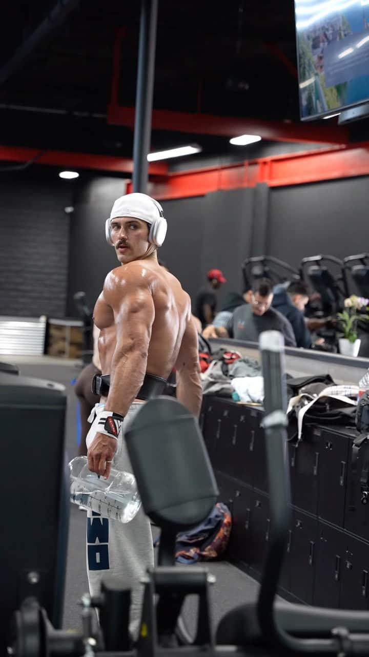 Steven Kellyのインスタグラム：「welcome to the show!  final - 6’3, 226lbs 🚀 75hard #3 ✔️」