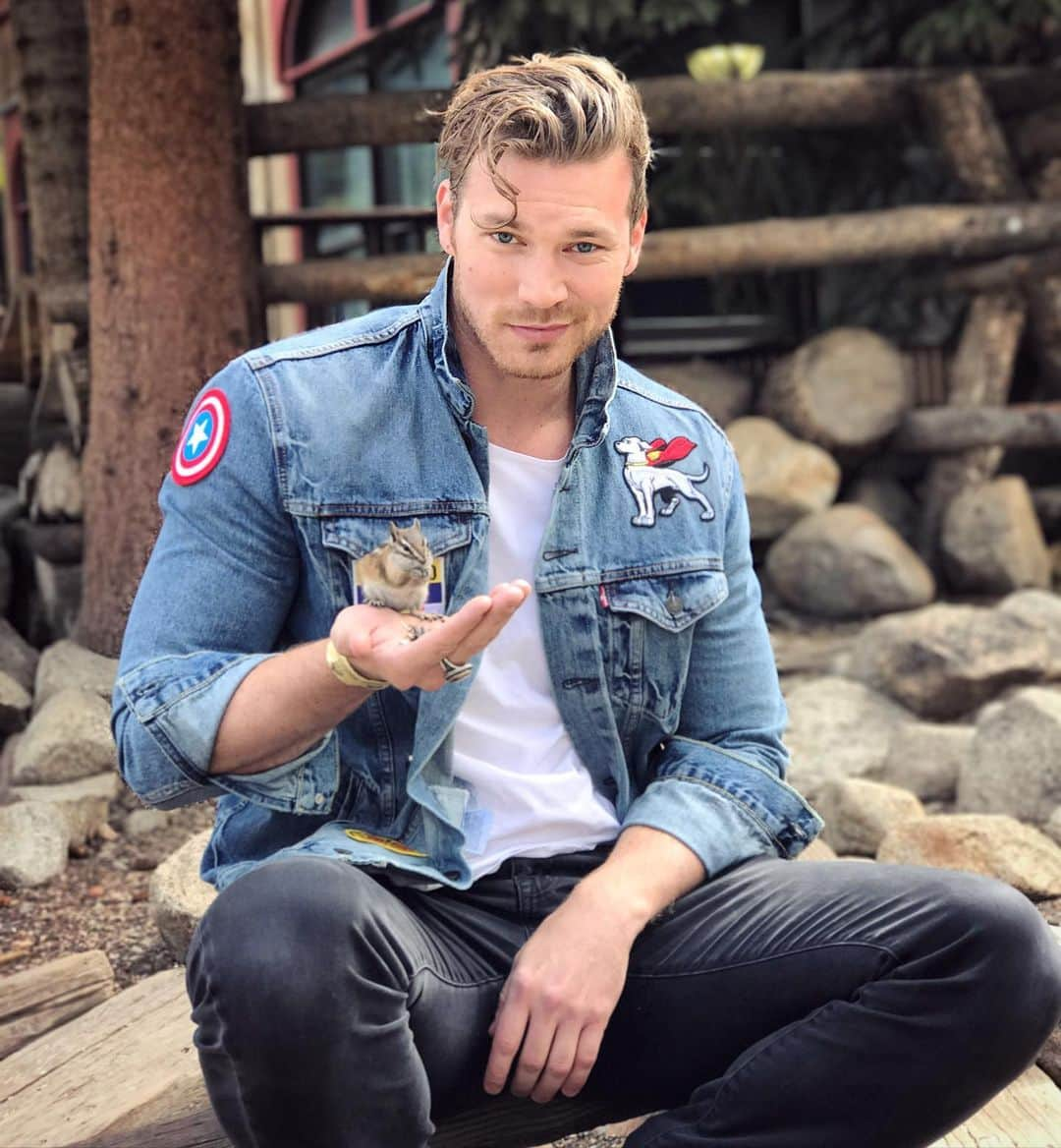 デレック・テラーさんのインスタグラム写真 - (デレック・テラーInstagram)「Made a new friend…  Don’t tell Neptune! 🐿️」4月11日 4時11分 - derektheler